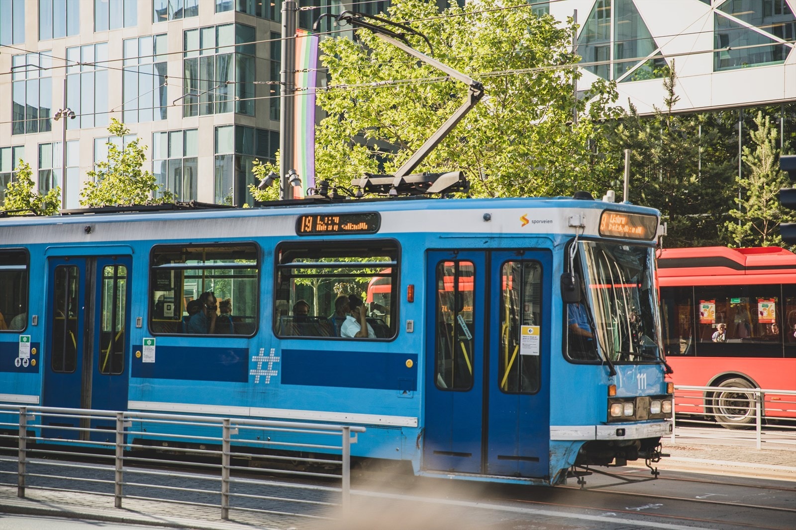 Effektiv kollektivtransport med trikk og buss fra Bjørvika, kun 2 minutter unna. Galleribilde