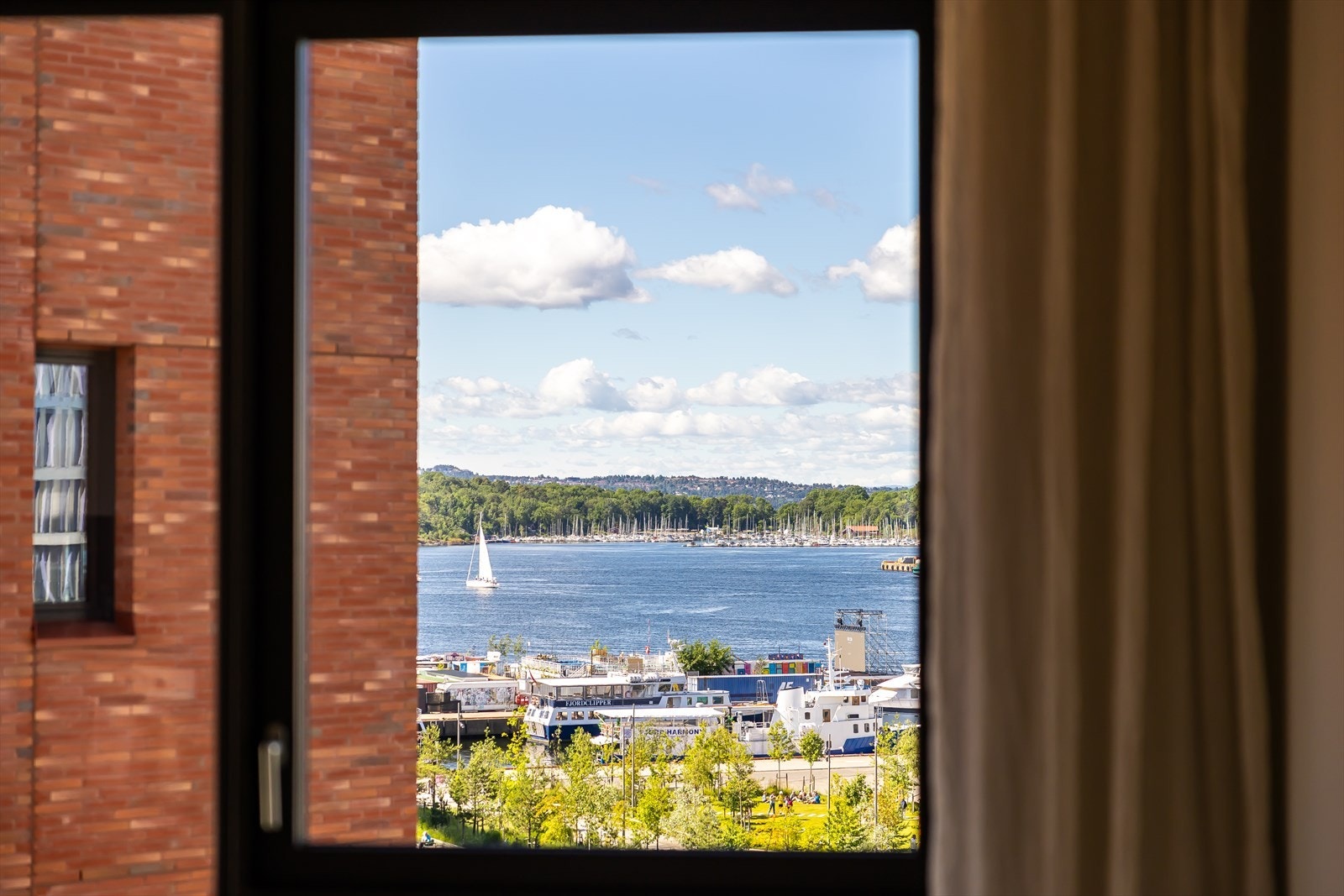 Fra leiligheten har man en levende utsikt mot innseilingen til Oslo. Galleribilde