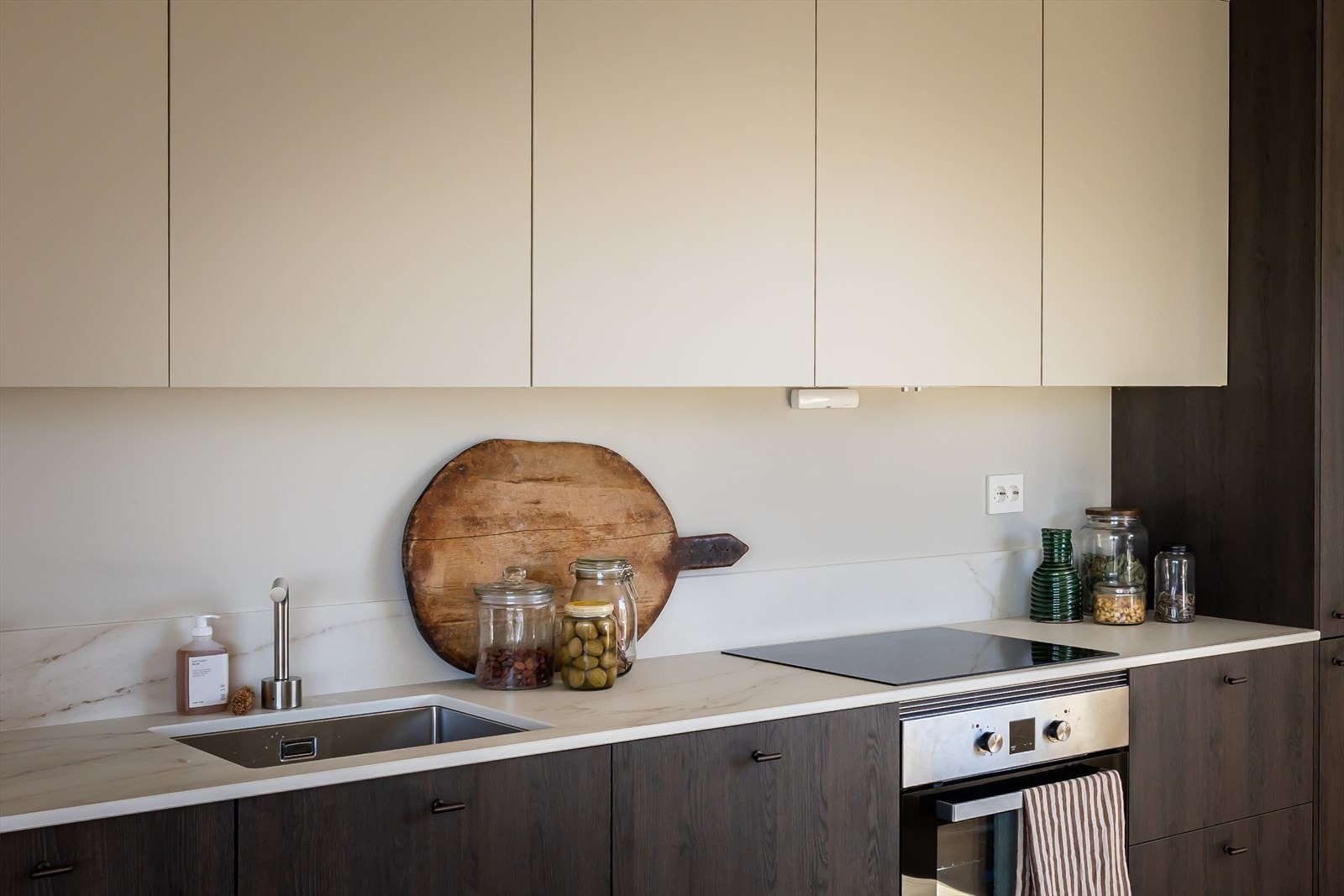Kjøkkenet er utstyrt med mekanisk avtrekksvifte over stekesonen. Eksklusiv benkeplate fra Cosentino med backsplash. Galleribilde