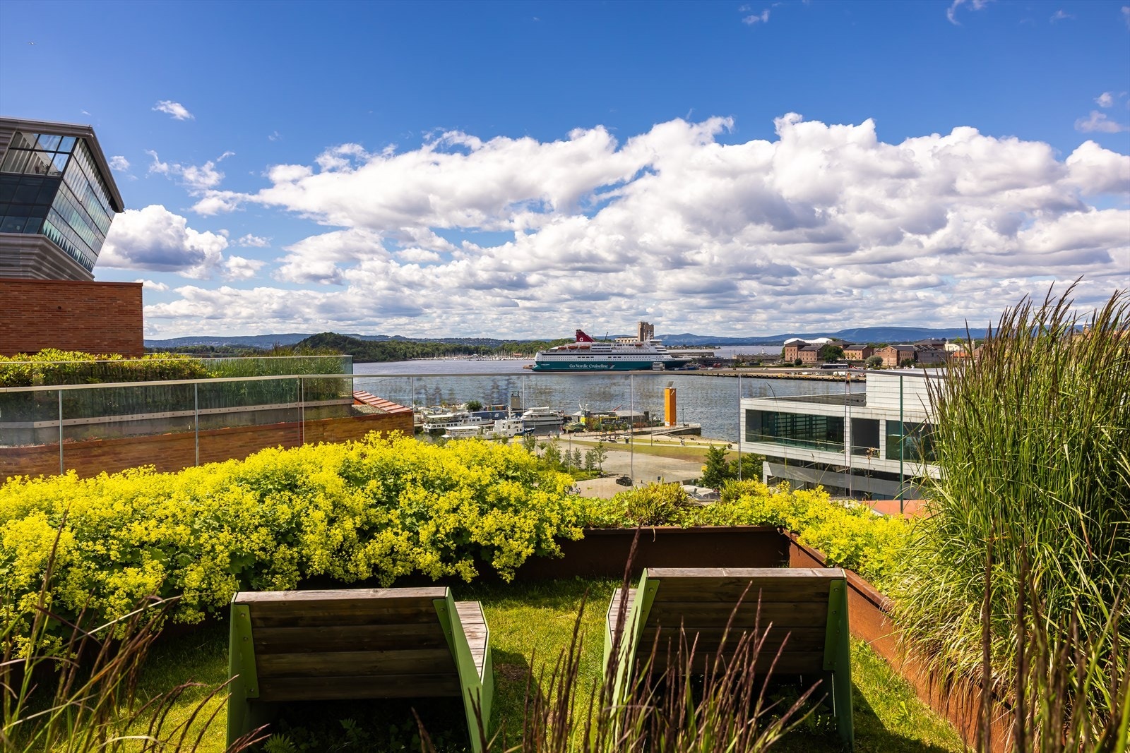 Sameiets felles takterrasse byr på en spektakulær utsikt over fjorden og byen. Galleribilde