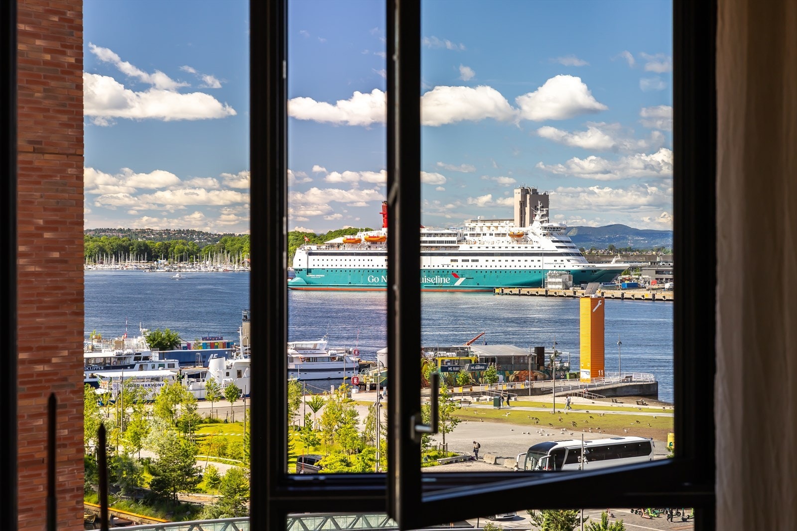 Leiligheten har en unik frontline utsikt mot kanalen, fjorden og Operaen. Galleribilde