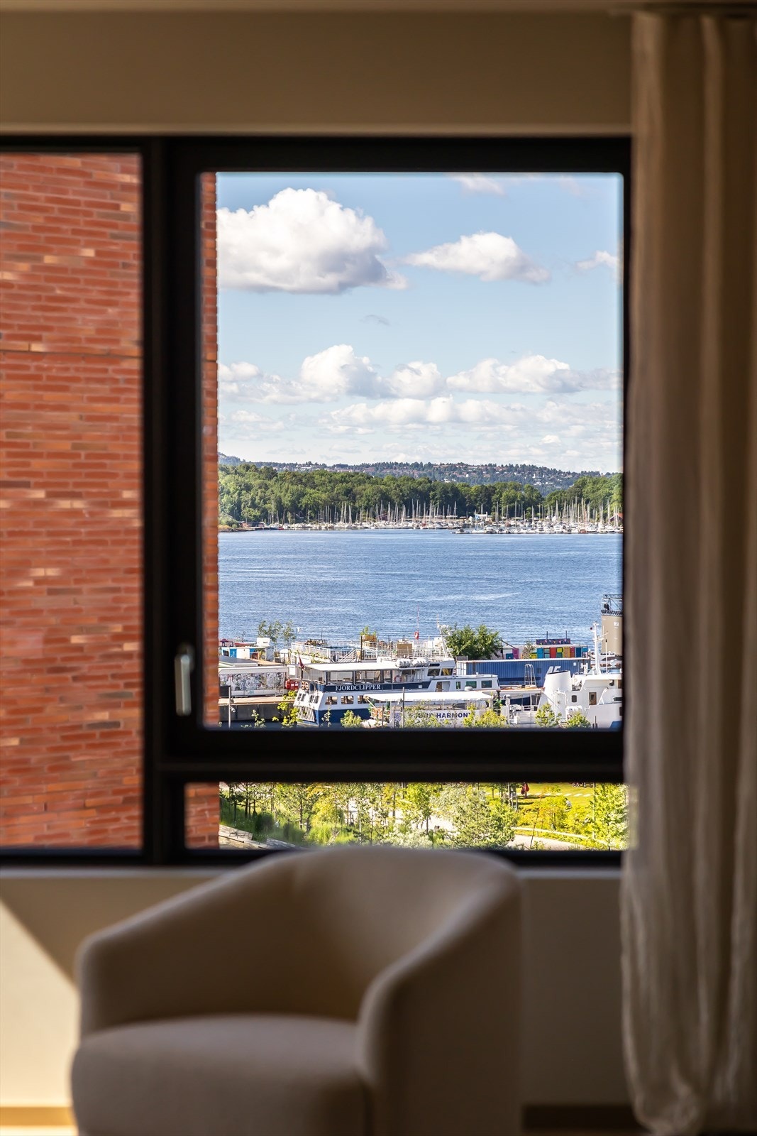 Følg med på båtlivet på fjorden fra din egen stue. Galleribilde