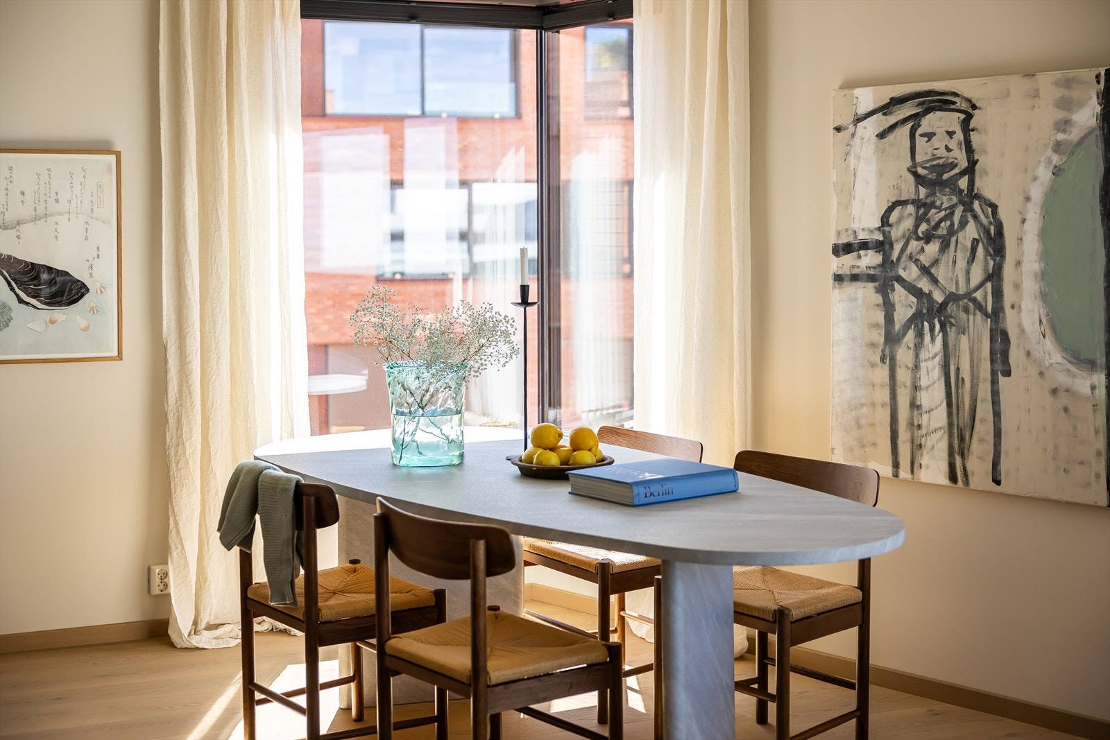 De store vinduene har 3-lags isolerglass fra byggeåret 2019. Galleribilde