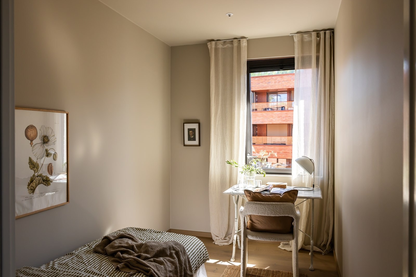 Det andre soverommet egner seg godt som kontor, barnerom eller gjesterom. Galleribilde