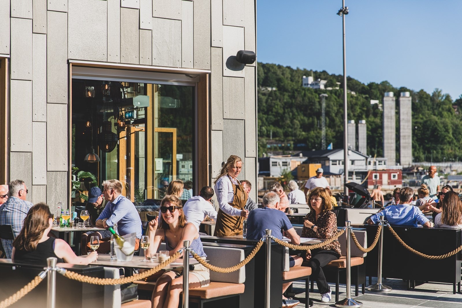 Nyt en matbit eller noe å drikke på en av de mange uteserveringene. Galleribilde