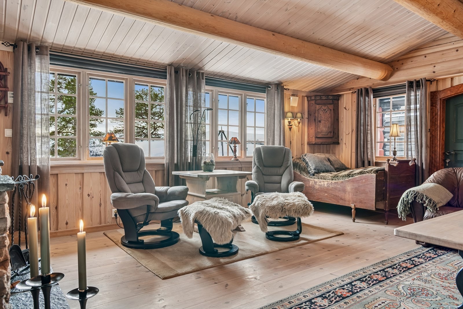 Store vinduer slipper inn naturlig lys og gir utsyn til omgivelsene. Galleribilde