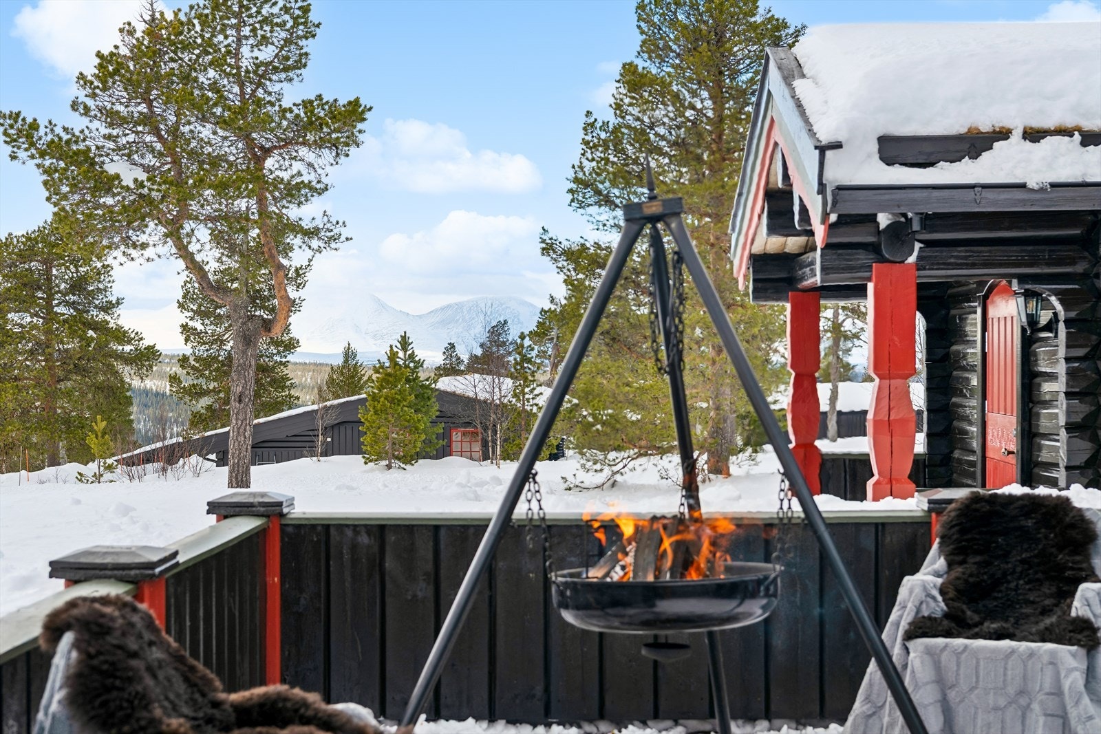 Terrassen tilbyr utsikt over nærliggende hytteområde og fjellandskap, med plass til sittegruppe. Galleribilde