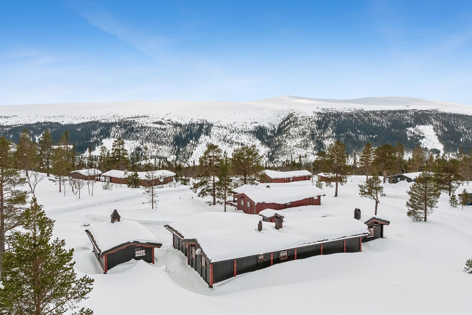 Fritidsboligen har sørvestvendt beliggenhet med vid utsikt over fjellandskap og hytteområde. Galleribilde
