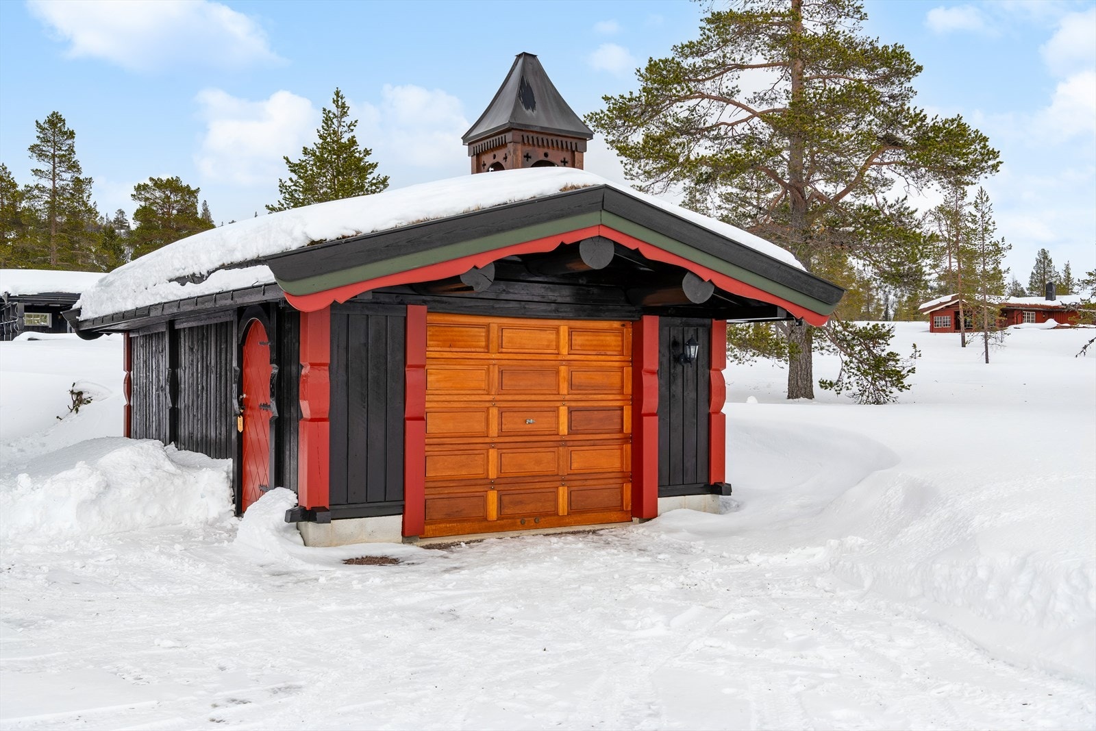 Frittstående garasje fra 2012 med stavlaft og torvtekking, samt innlagt strøm og støpt gulv. Galleribilde