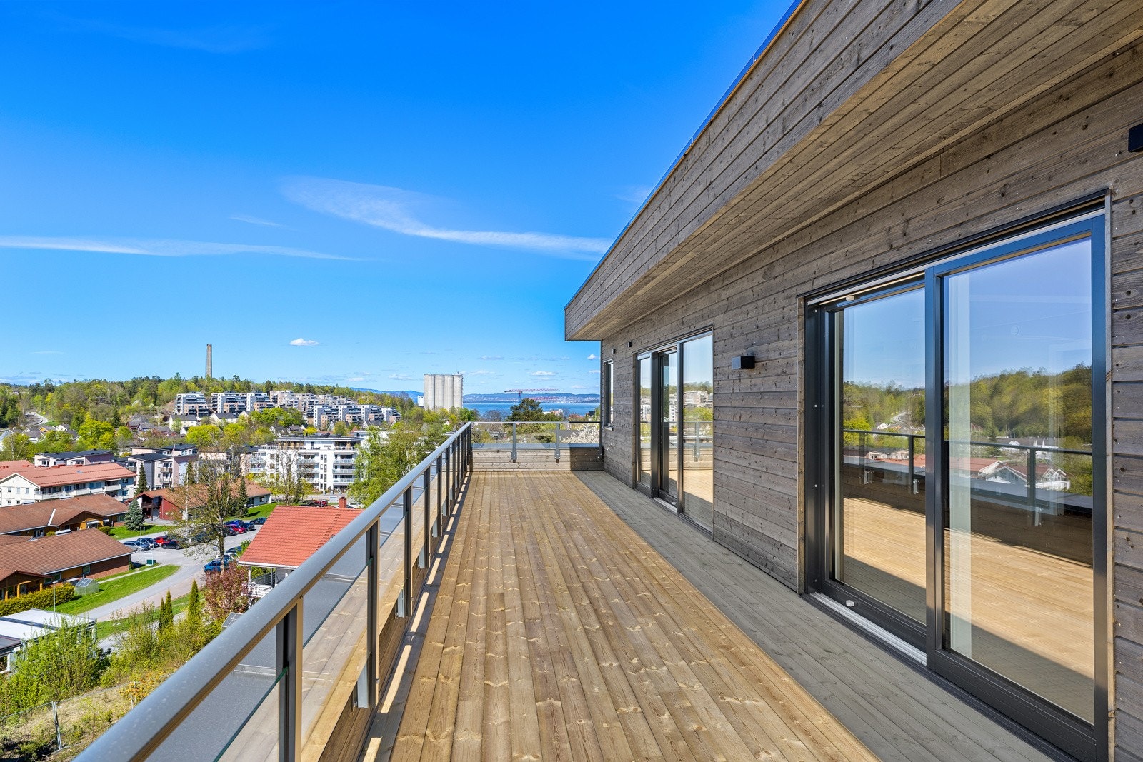 Stor og solrik terrasse. Galleribilde