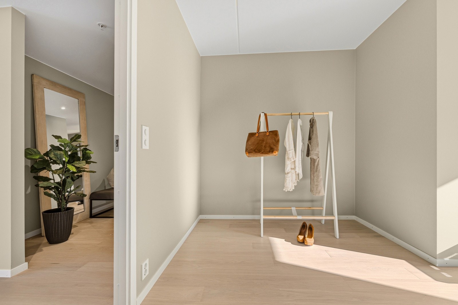 Garderobe tilhørende hovedsoverom. Bilde fra tilsvarende bolig Galleribilde