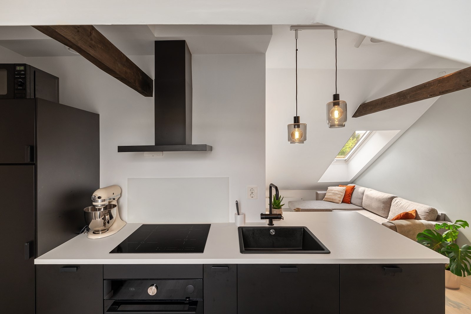 Leiligheten selges med eksisterende leieforhold på loft. Galleribilde