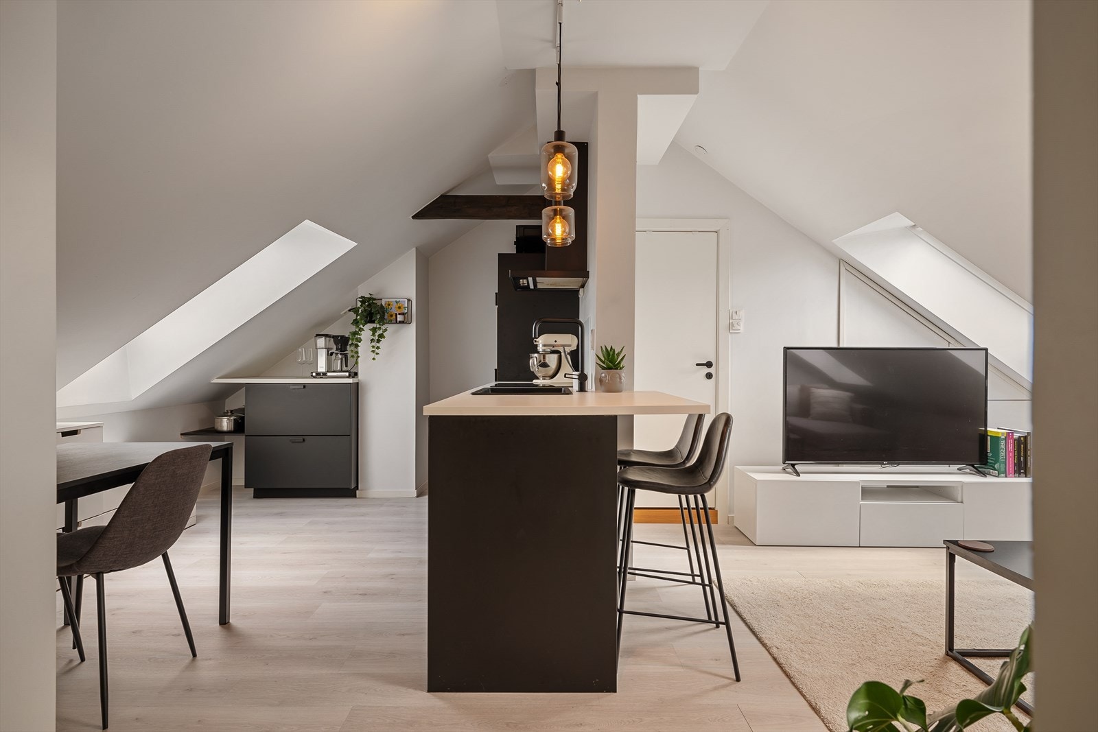 Via felles trappeløp kommer du opp til hybel på loft. Hybelen rommer stue/kjøkken, bad og sovealkove. Galleribilde