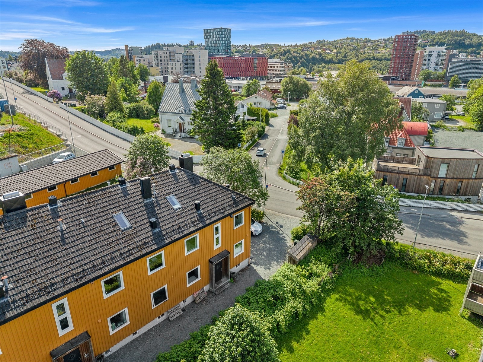 Leiligheten ligger i et attraktivt og sentralt boområde på Lerkendal. Her bor man med gangavstand til flere dagligvarebutikker, treningssenter og et godt kollektivtilbud. Galleribilde