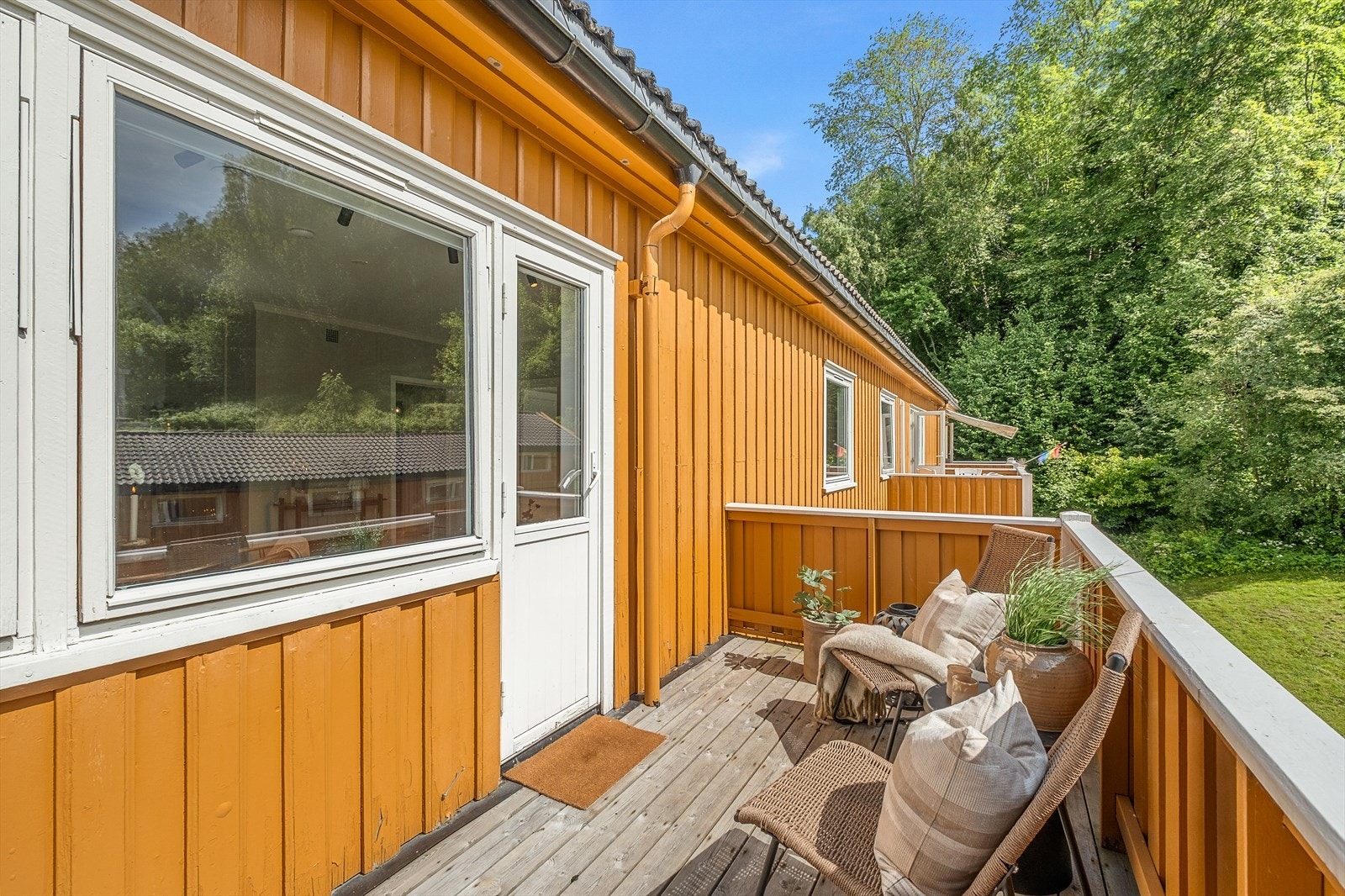 På sommerhalvåret kan man nyte solen fra den titter frem rundt klokken 10.00 og til den forsvinner rundt 21.00. Galleribilde