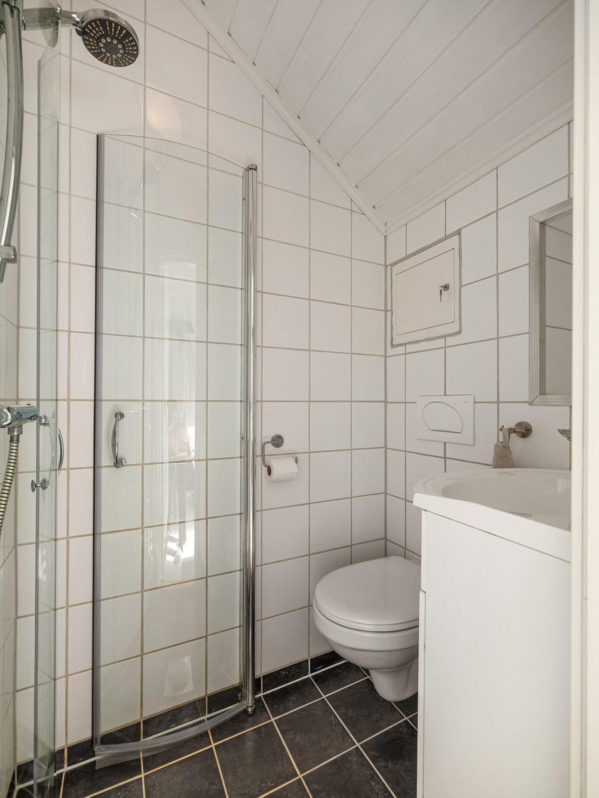 Badet er oppusset i regi av tidligere eier i ca. 2009. Badet er flislagt og utstyrt med servant med underskap, vegghengt toalett og dusjhjørne med innfellbare dører. Galleribilde