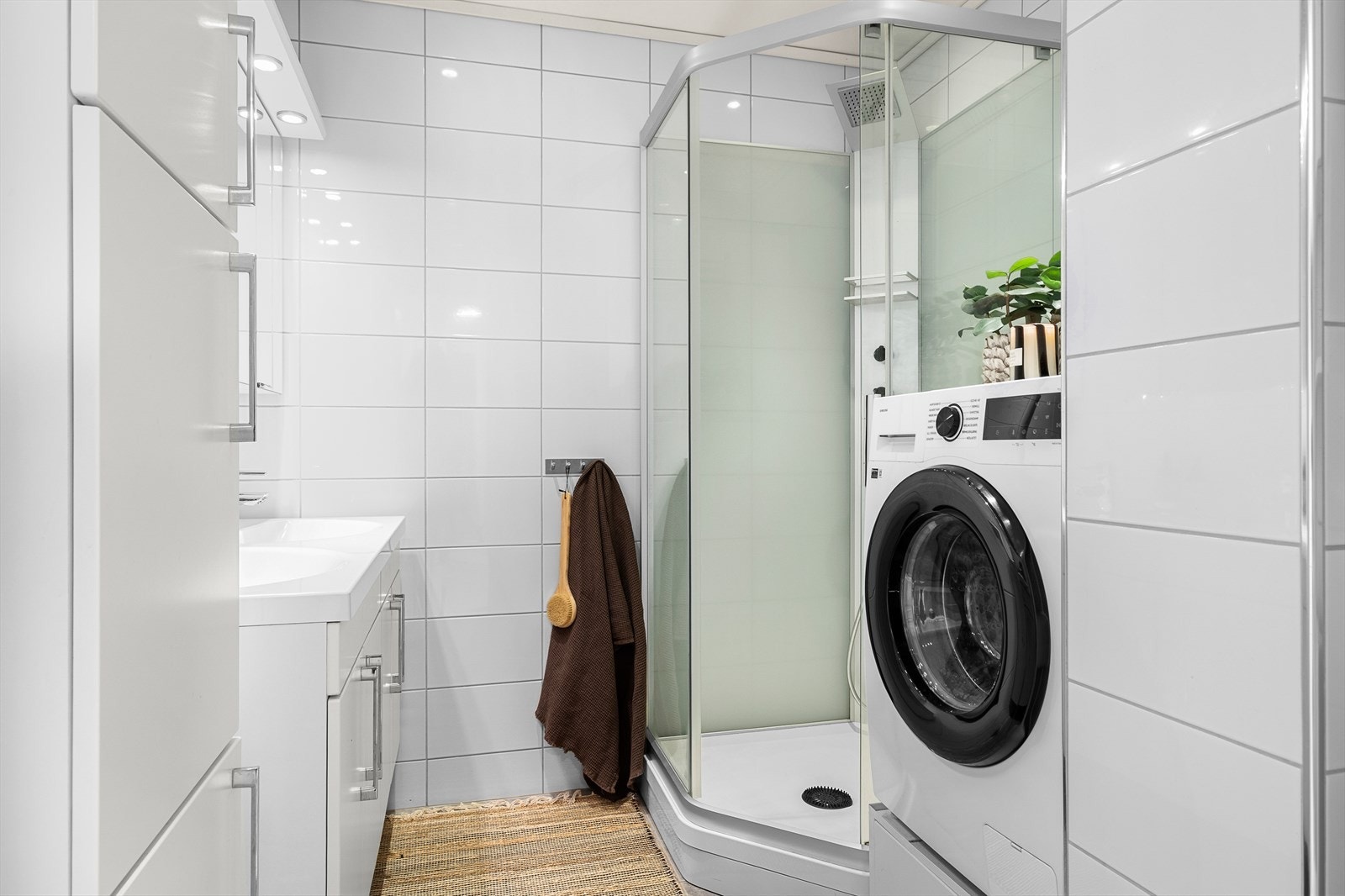 Det 5 kvm store badet har flislagte overflater, gulvvarme og downlights i himling. Galleribilde