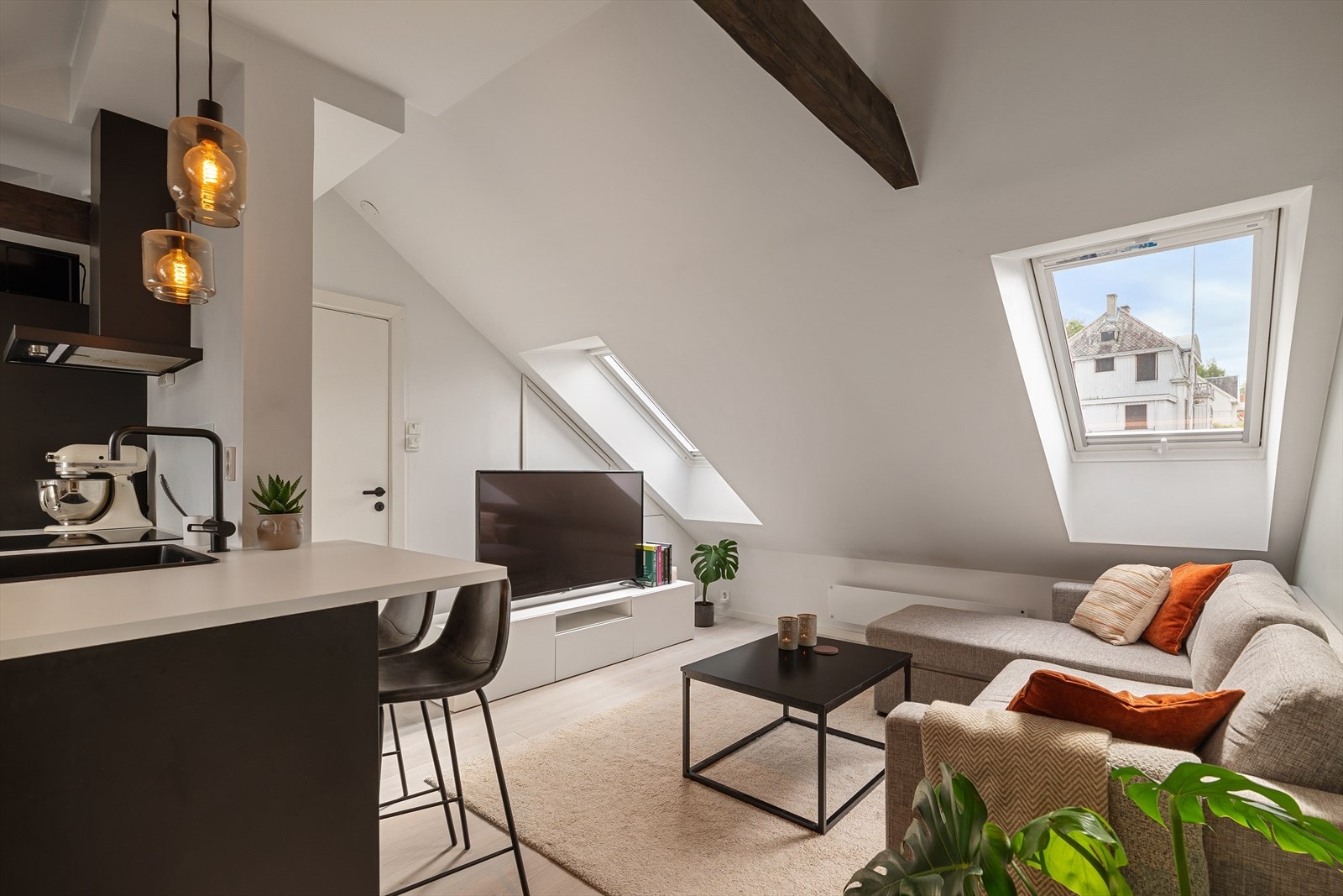 Hybelen fremstår lys og moderne med flere takvindu som slipper inn mye naturlig lys. Galleribilde