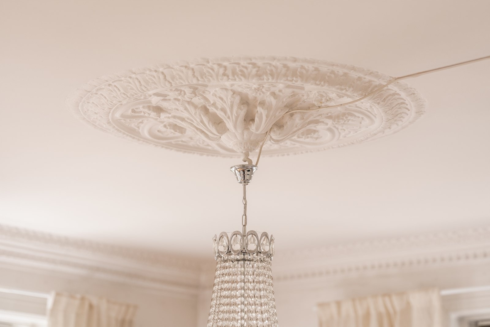 Vakre, originale detaljer som rosett i himling er bevart. Galleribilde