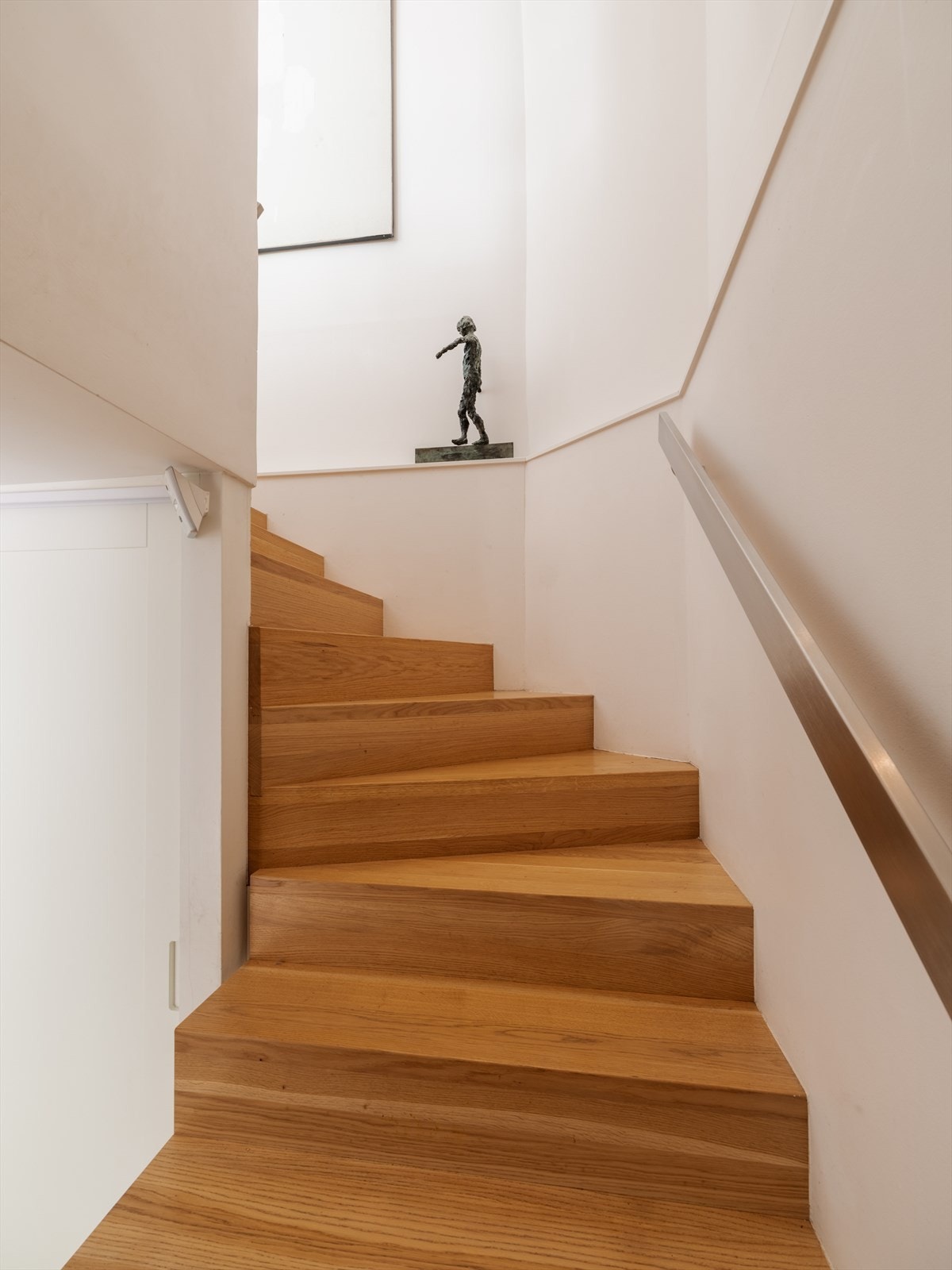 Trappen har trinn i eikeparkett som matcher gulvet. Galleribilde