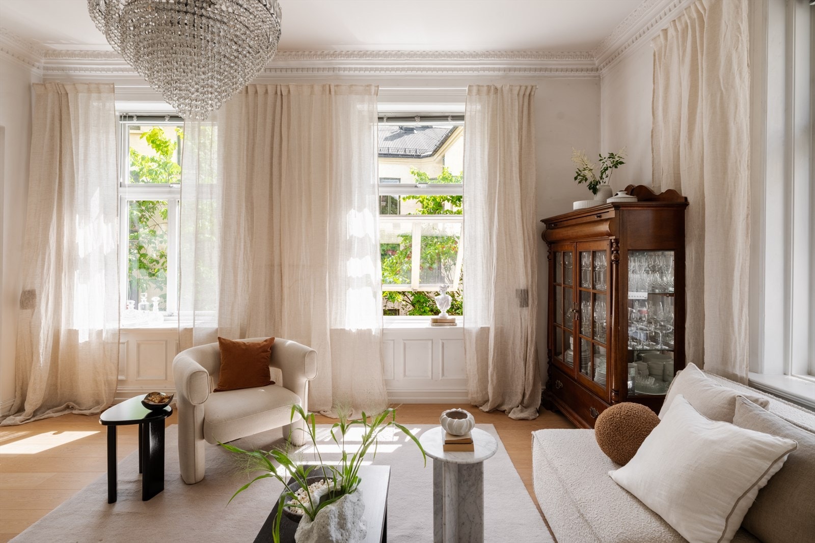 Flere store vindusflater slipper inn rikelig med dagslys og gir hyggelig utsyn mot den rolige bakgården og boligens private uteplass. Galleribilde