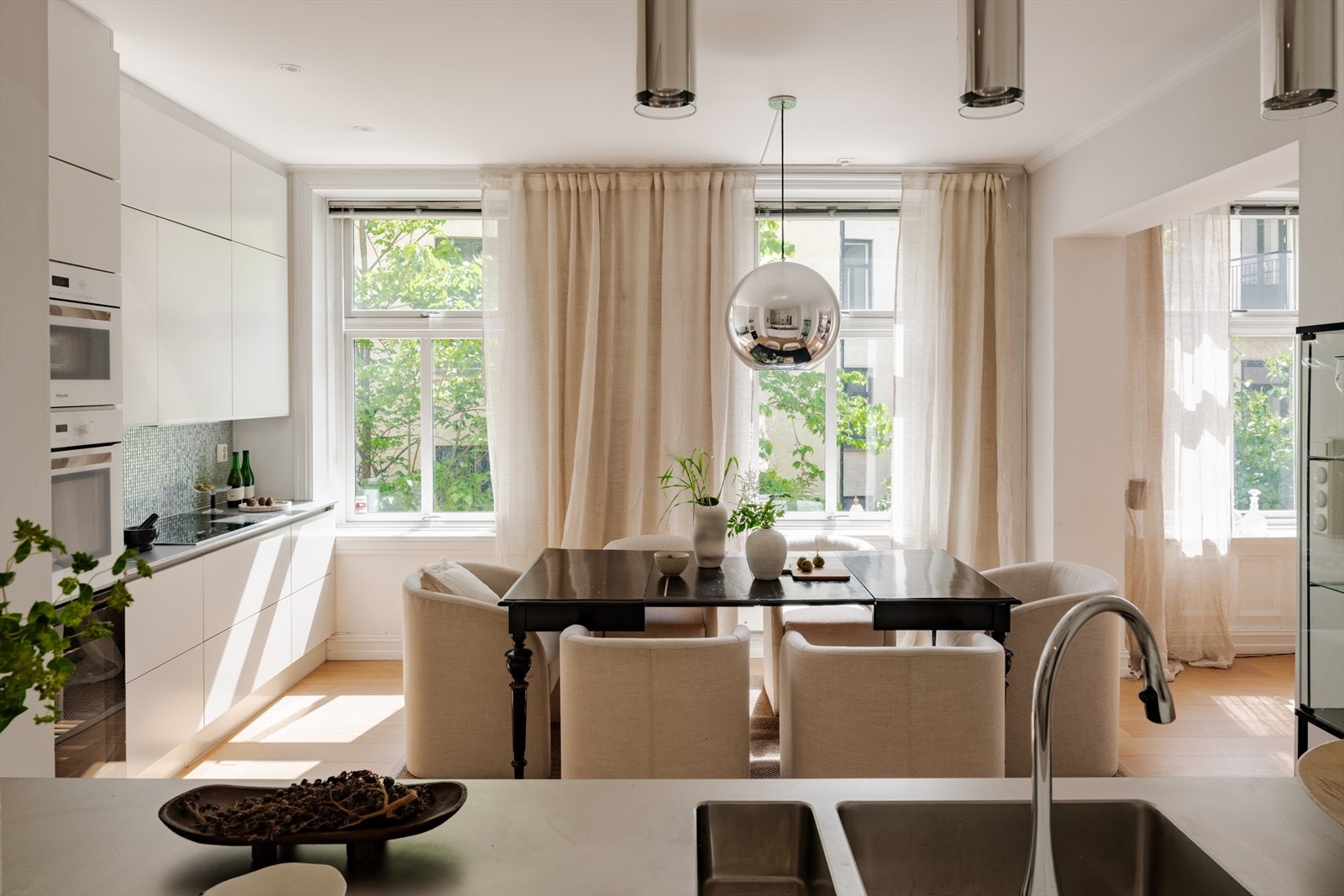 Flere store vindusflater slipper inn rikelig med dagslys og gir hyggelig utsyn mot de frodige omgivelsene. Galleribilde