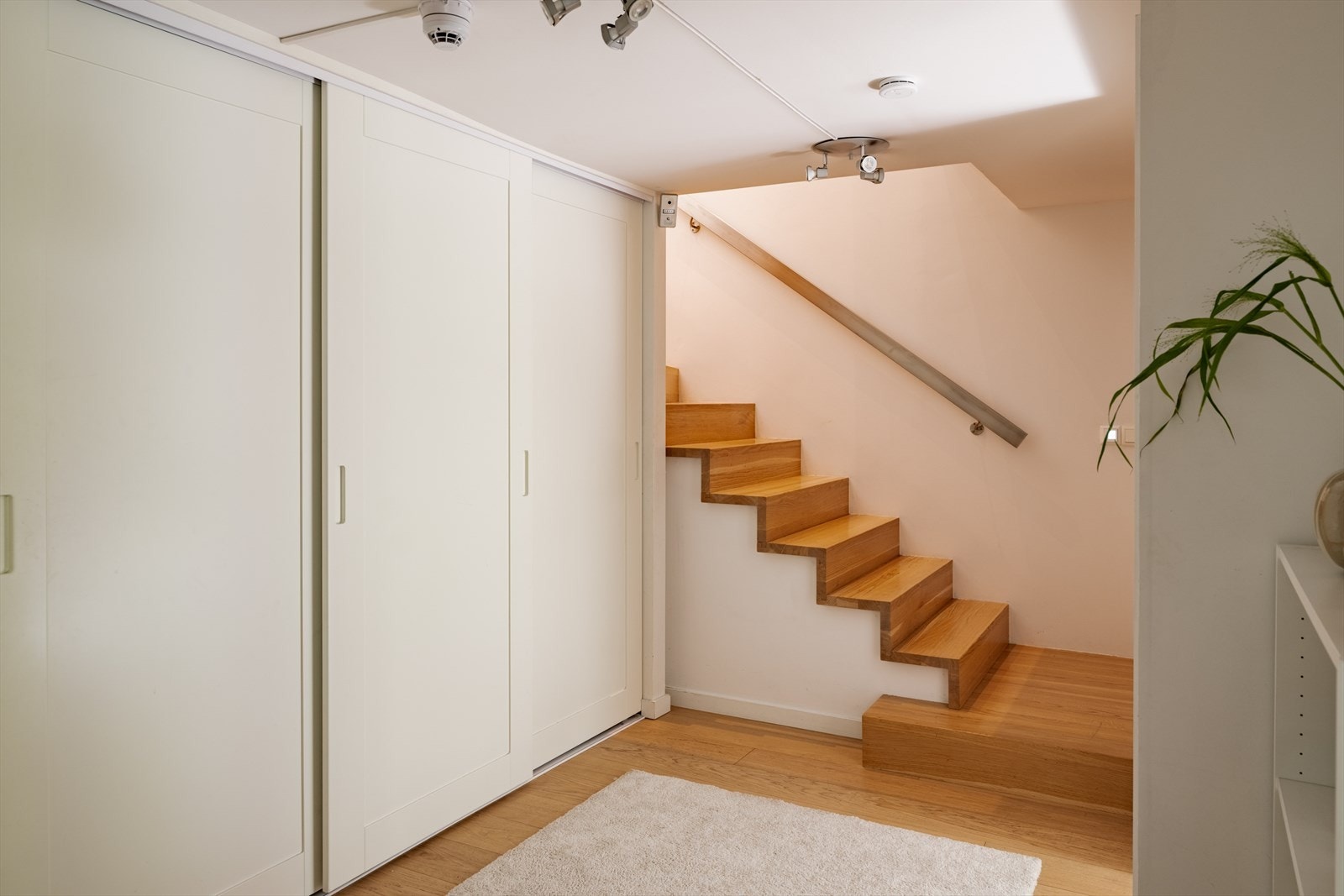 Hele underetasjen har gjennomgående parkett. Her finner du en stor, plassbygget skyvedørsgarderobe som gir svært gode oppbevaringsmuligheter. Galleribilde