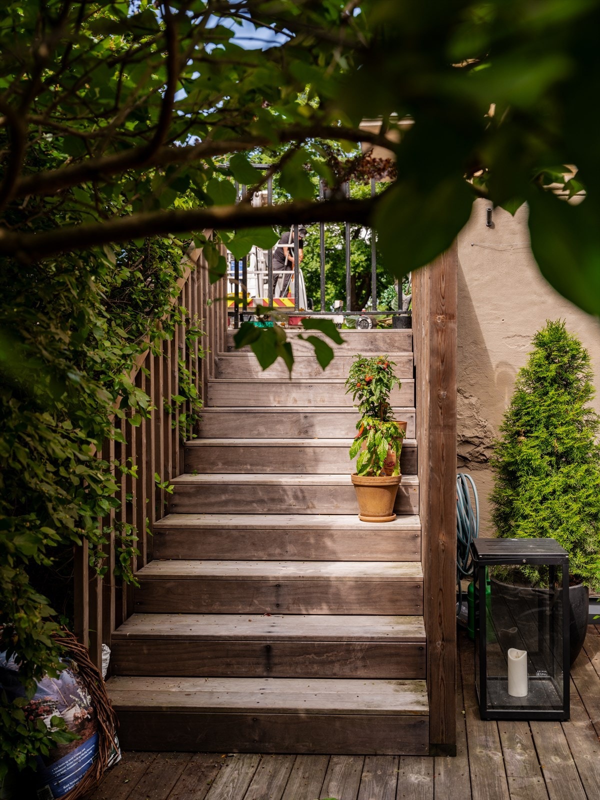Uteområdet ble oppgradert i 2025 med eksklusive Kebony terrassebord og ny utetrapp, og fremstår som et naturlig forlengelse av boligen. Galleribilde