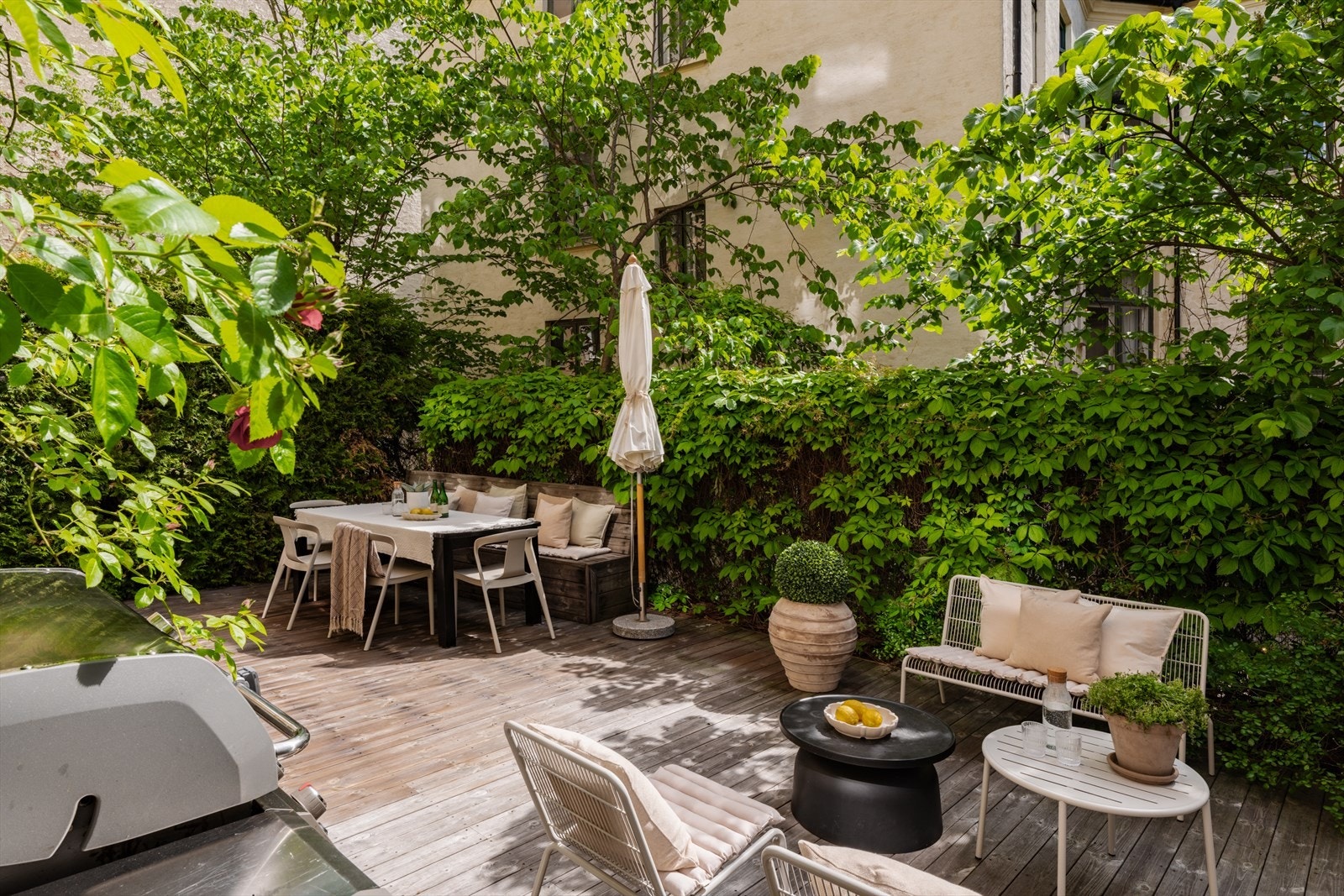 Terrassen er kledd med vedlikeholdsvennlig Kebony og har god plass til flere sittegrupper. Galleribilde