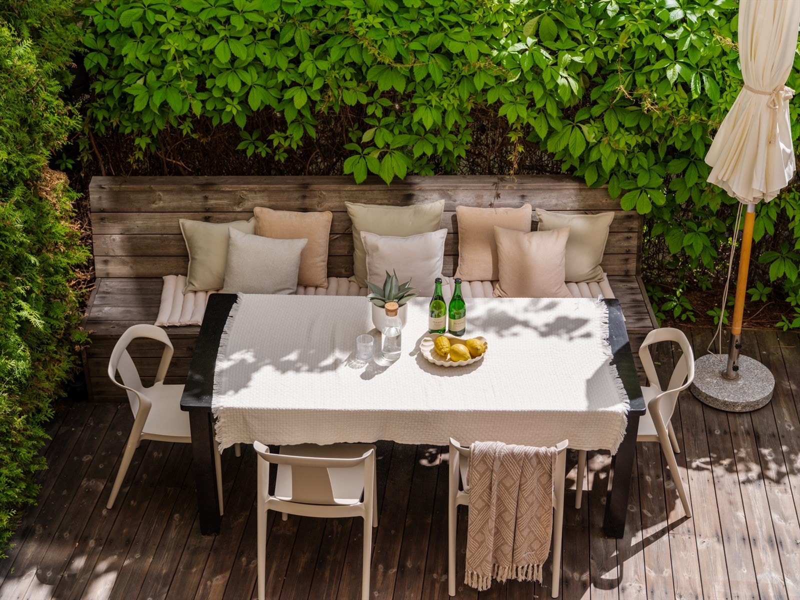 Terrassen har rikelig med plass for både spise- og loungegruppe. Galleribilde
