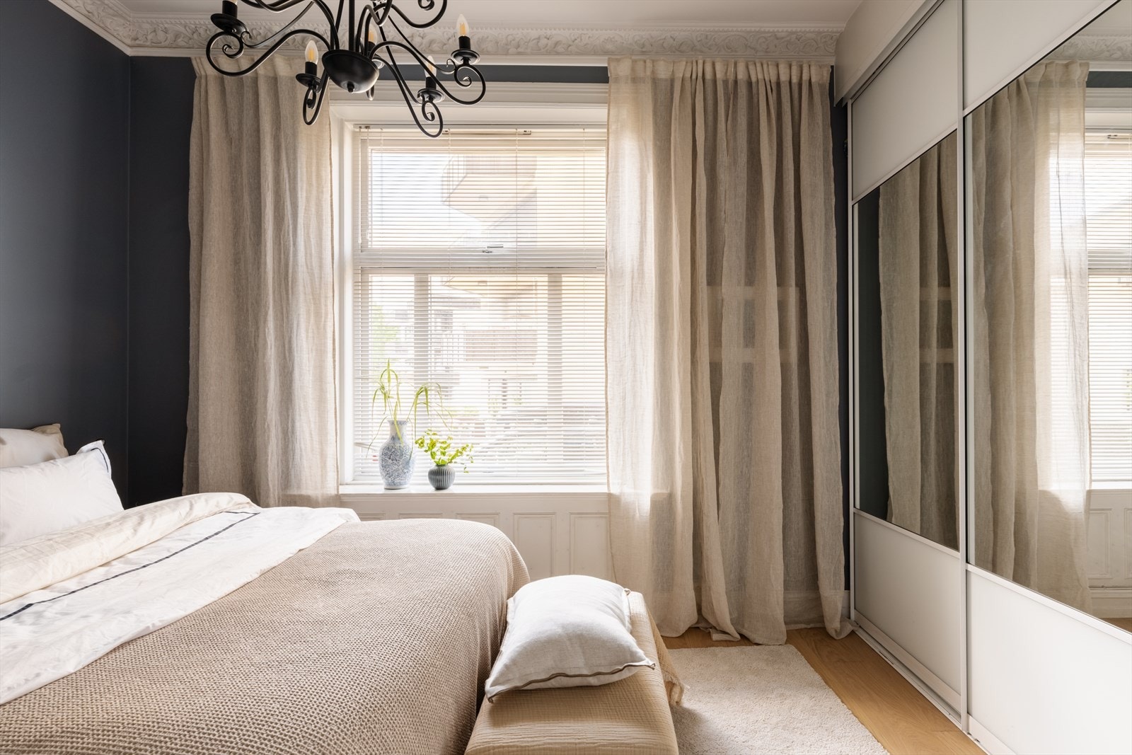 Hovedsoverommet er praktisk plassert i boligens hovedetasje og vender mot en skjermet og rolig gårdsplass. Galleribilde