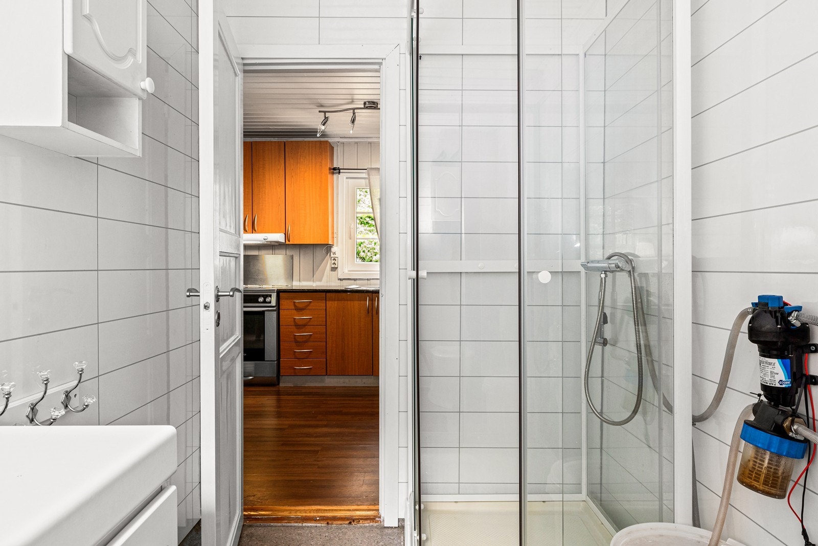 Det er gjort klar dusjkabinett på badet, dette er ikke koblet til vann per i dag med har dunk med pumpe. Galleribilde
