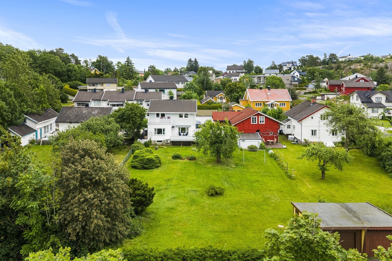 Aktiv Fredrikstad Enebolig med moderniseringsbehov |Stor sydvestvendt tomt med frodig hage |Barnevennlig | Bryggerhus | Garasje Kirkebyveien 4, Gressvi
