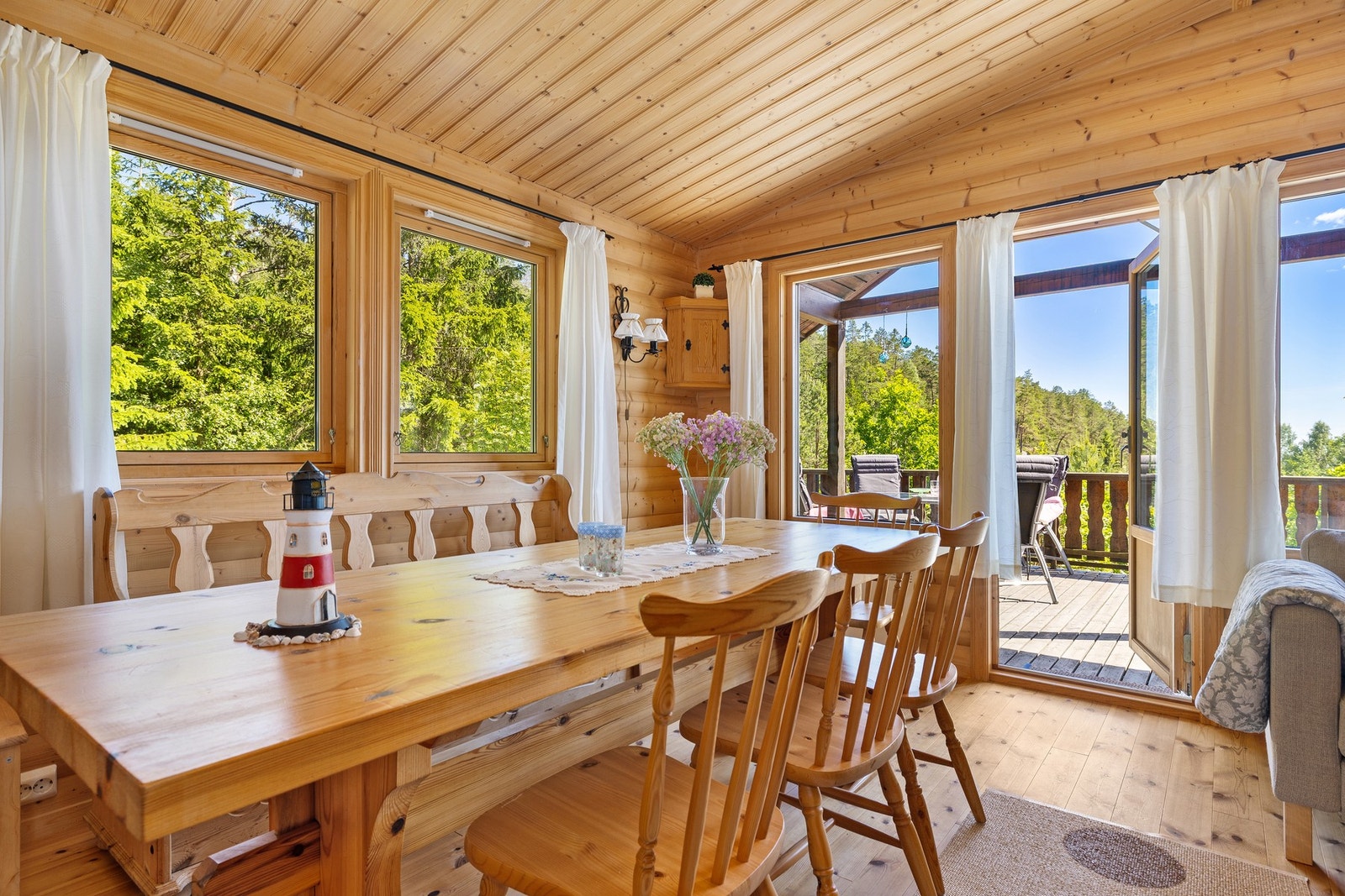 Utgang til solrik terrasse. Galleribilde
