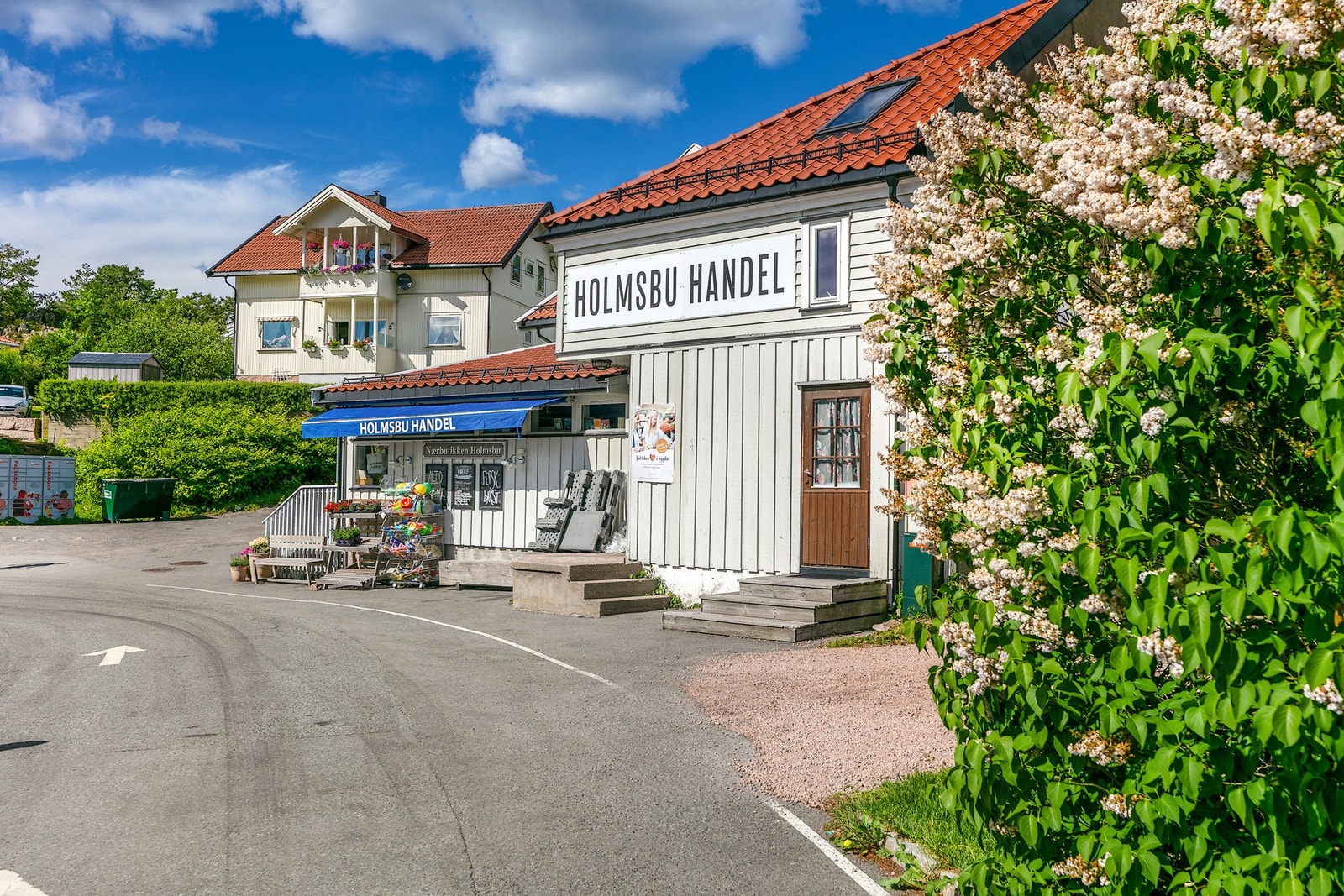 Kort vei til Holmsbu som er kjent for sin sjarmerende sørlandsstemning med hyggelige butikker, koselige kafeer og gode spisesteder. Galleribilde