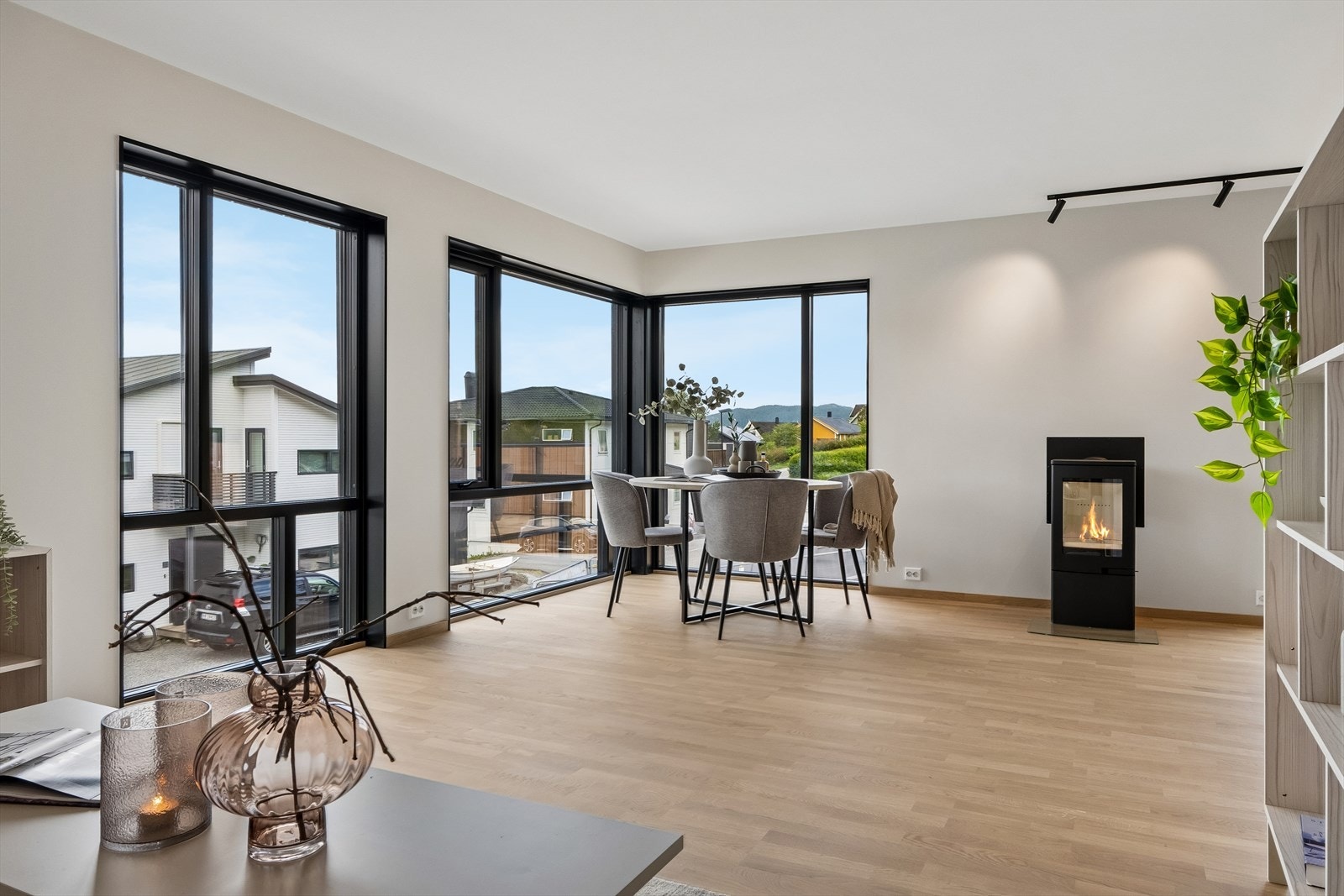Stue med vedovn og varmepumpe. Boligen har itillegg balansert ventilasjon med varmegjennvinning. Energiklasse B. Galleribilde