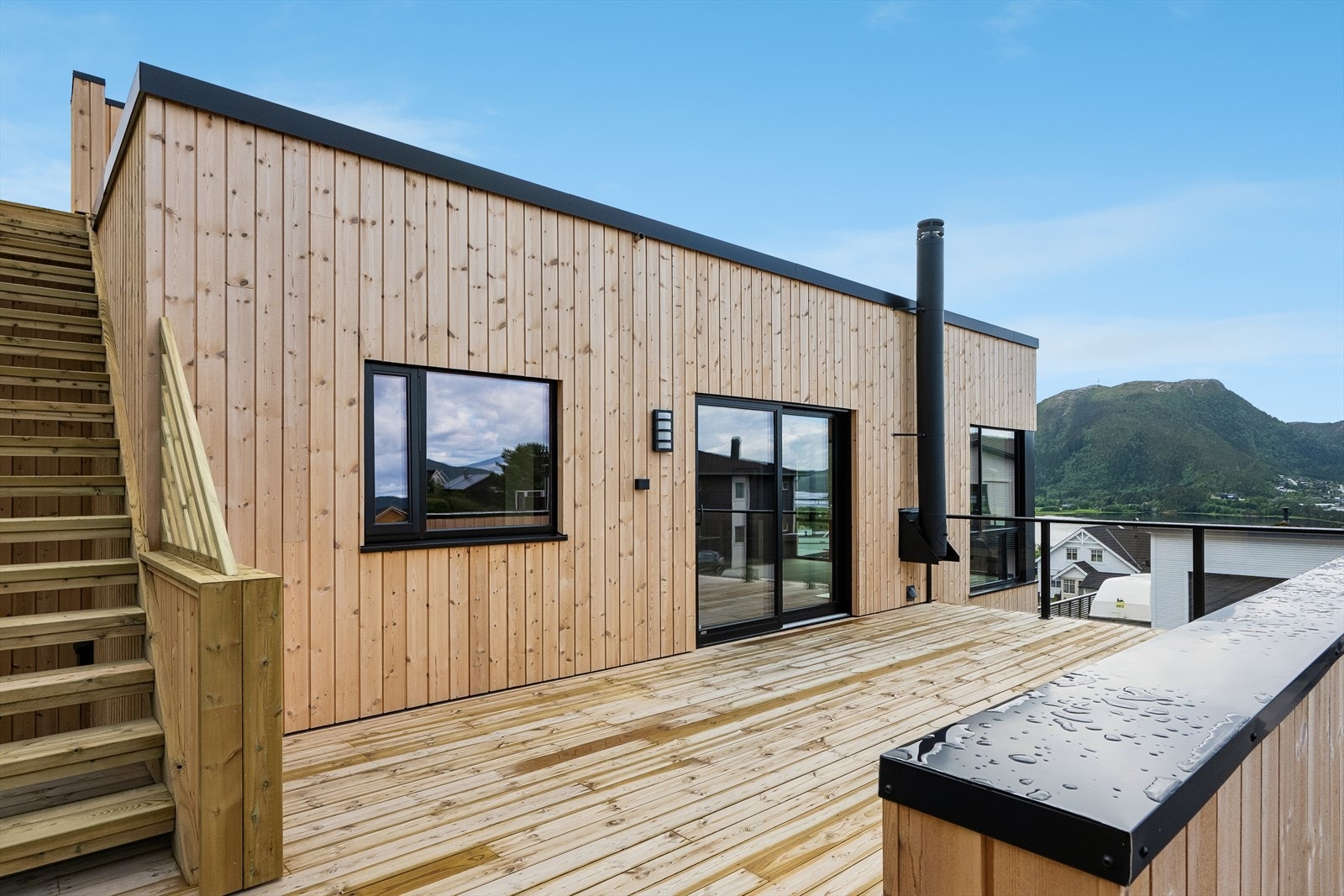 Kledning i malmfuru (Fargen gråner etter litt tid) (Naturlig slitesterk kledning med redusert vedlikeholdsbehov) Galleribilde