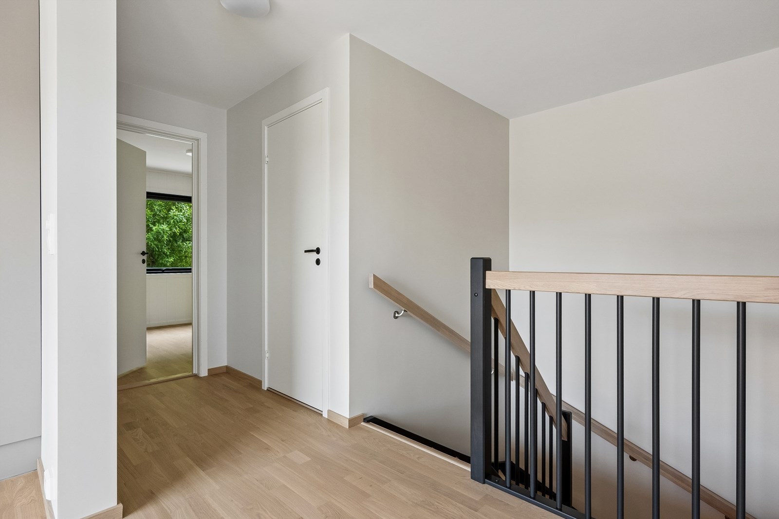 Trappnedgang med trapp i sorte detaljer Galleribilde