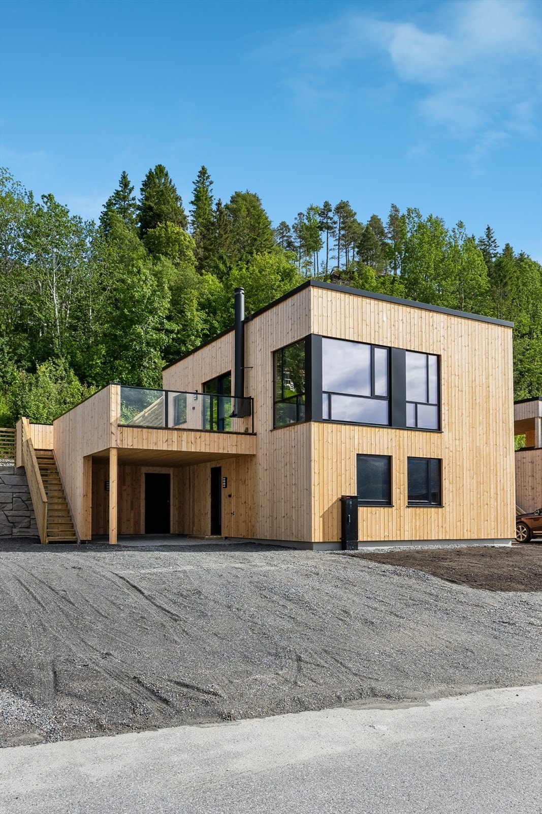 Boligen har carport og takoverbygd inngangsparti. Utebod innenfor carport. Opparbeidet tomt med støttemurer m.m. Galleribilde