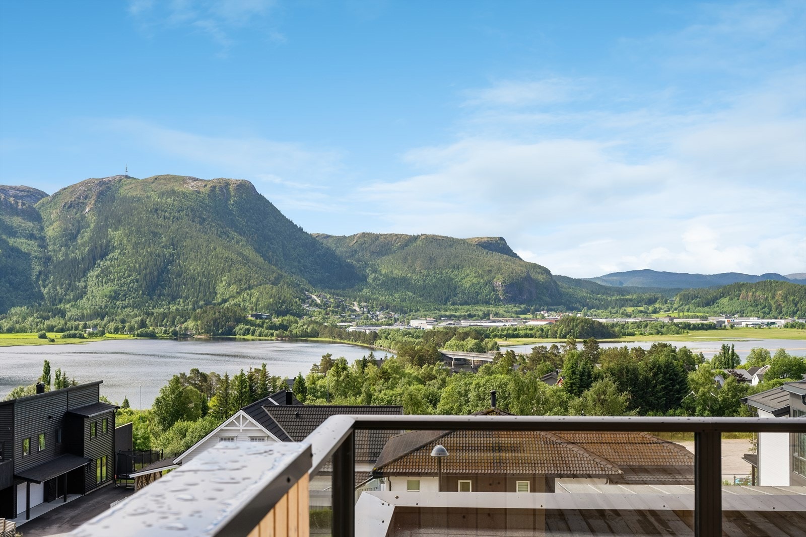 Utsikt mot Spillumsfjellet, utløpet av Namsen og utover Namsenfjorden. Gode lys og solforhold. Galleribilde
