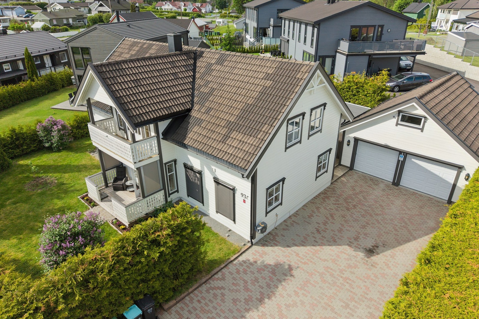 Dette er en bolig som passer perfekt for familien som ønsker god plass, praktiske løsninger og en attraktiv beliggenhet nær skoler, barnehager, kollektivtransport og servicetilbud. Galleribilde