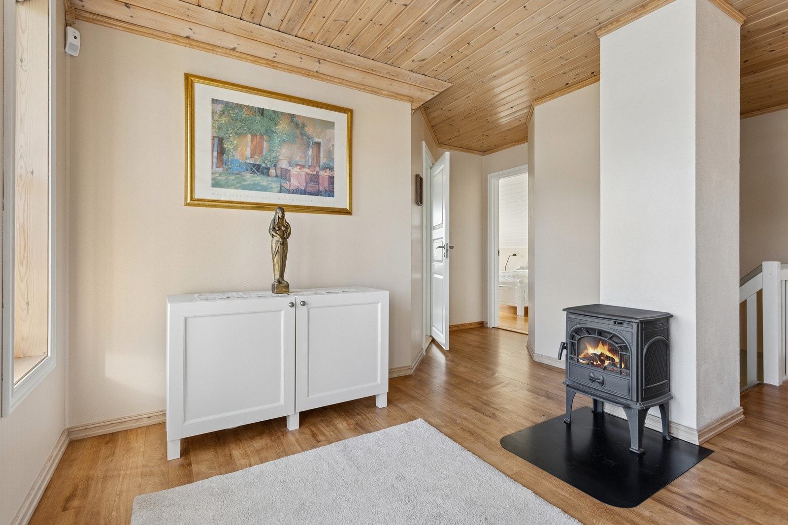 Rommet har en lun atmosfære med vedovn som bidrar til ekstra varme og hygge på kjølige dager. Galleribilde