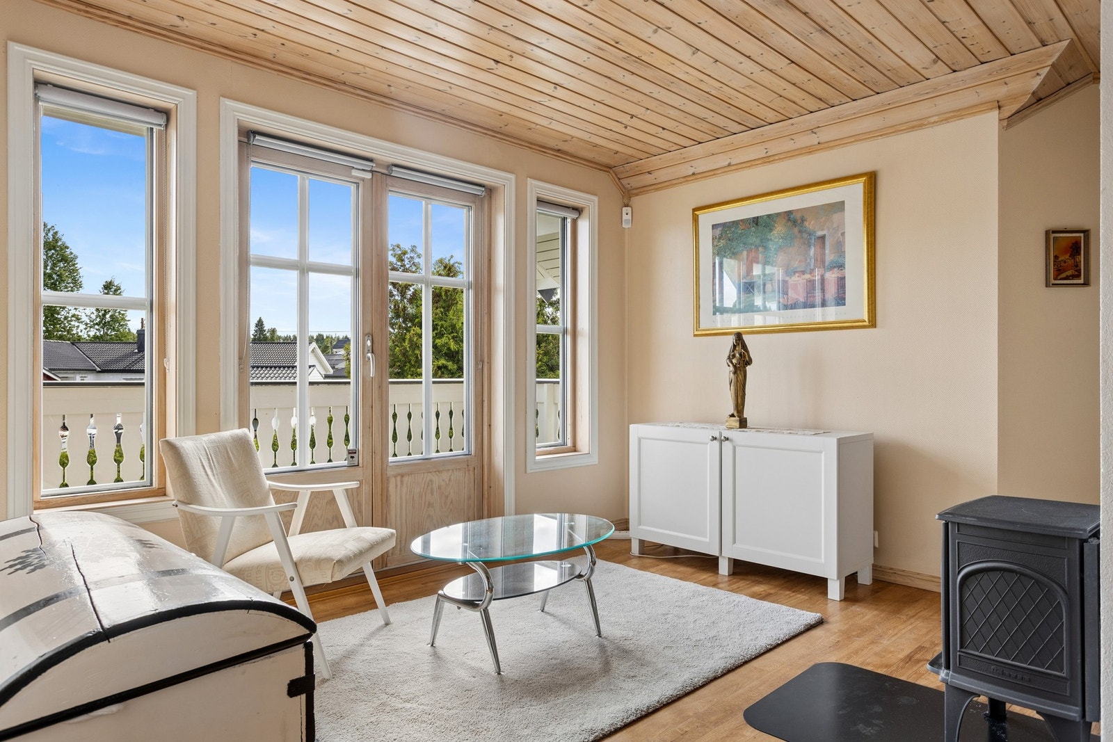 Koselig og lys stue med store vindusflater som slipper inn rikelig med dagslys og gir en luftig romfølelse. Galleribilde