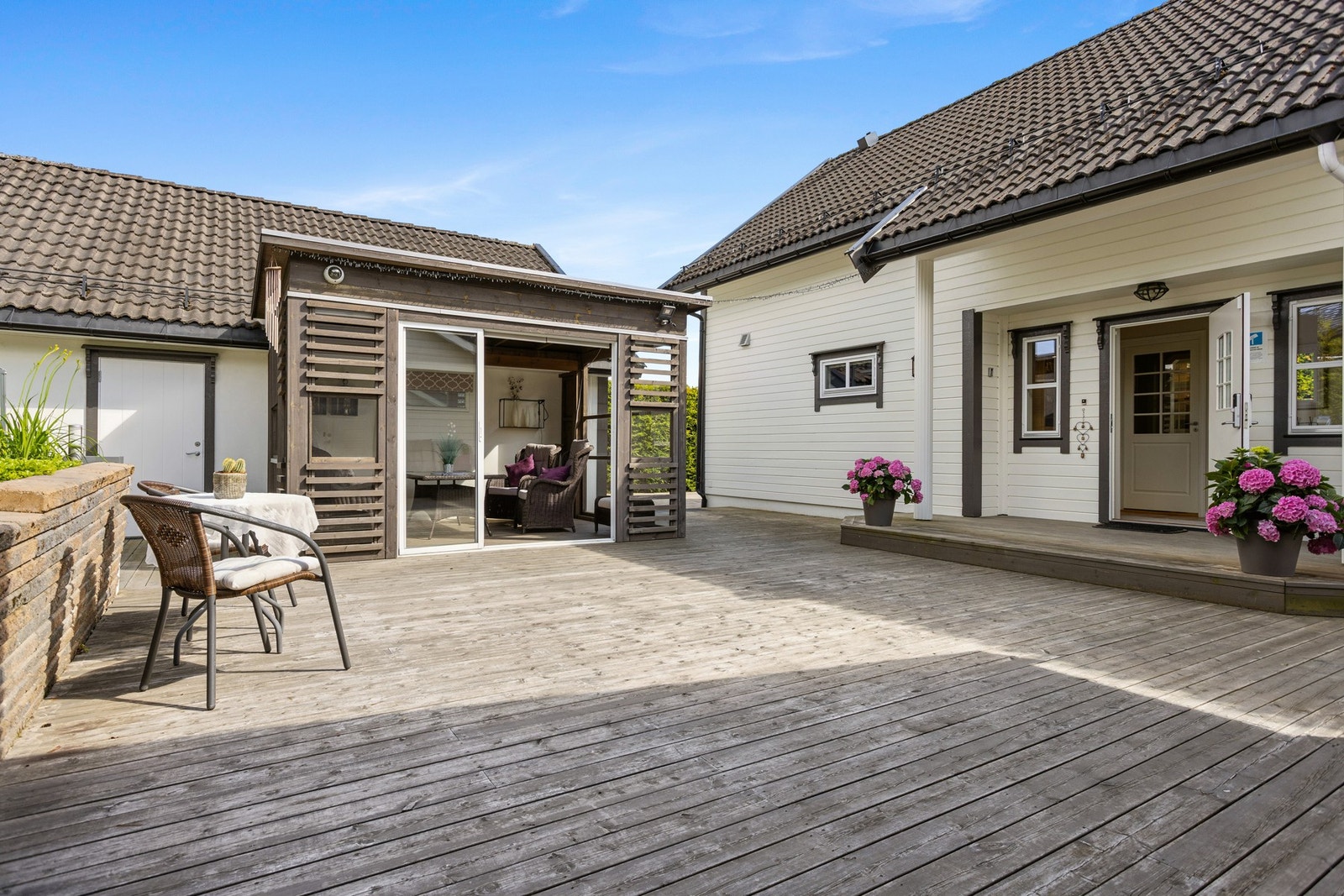Boligen byr på flotte og solrike uteområder med flere hyggelige oppholdssoner som legger til rette for både avslapning og sosiale sammenkomster. Galleribilde