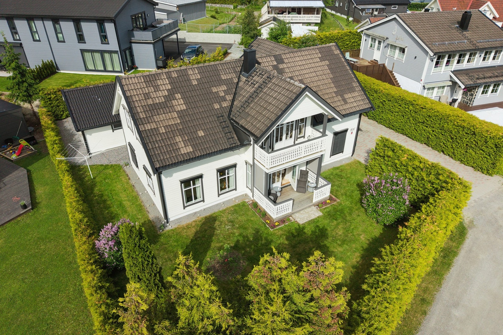 En innholdsrik og familievennlig enebolig beliggende i et barnevennlig og attraktivt boligområde på Råholt. Galleribilde