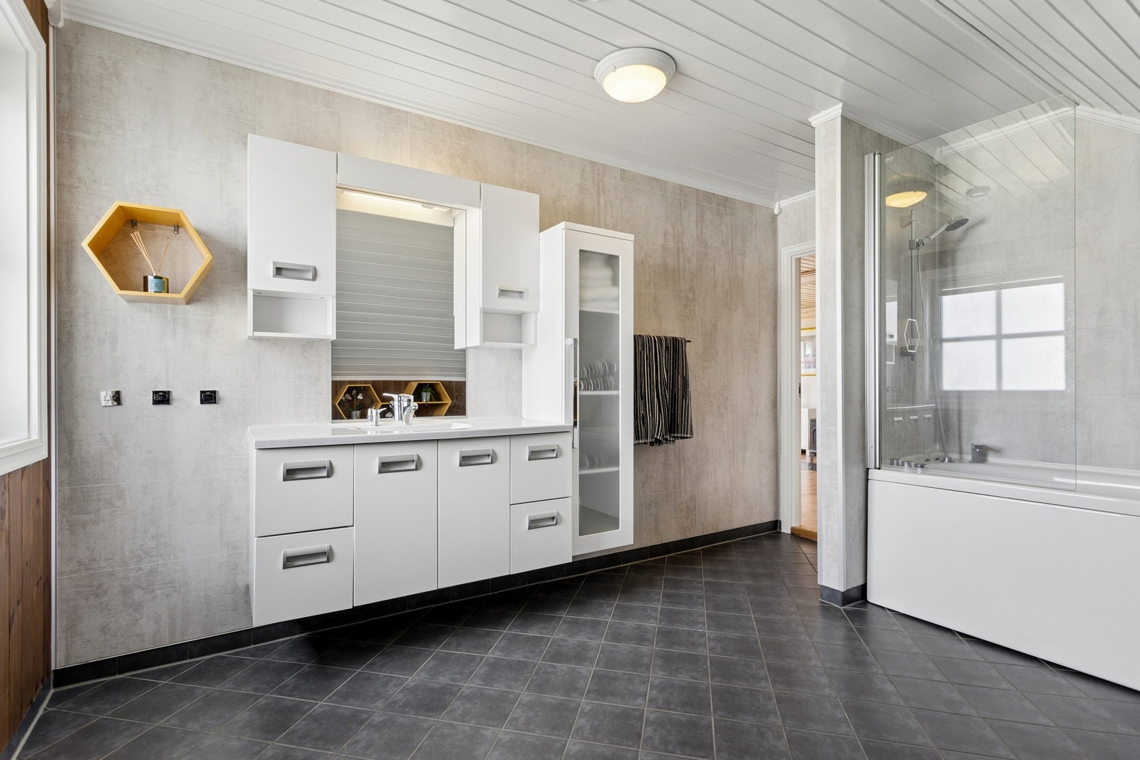 Romslig bad med god plass til både familie og gjester. Galleribilde