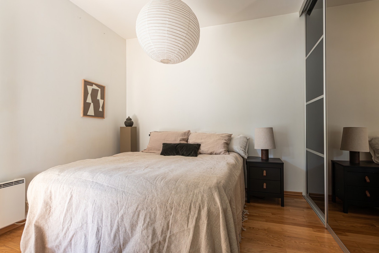 Soverom med stor skyvedørsgarderobe. Galleribilde