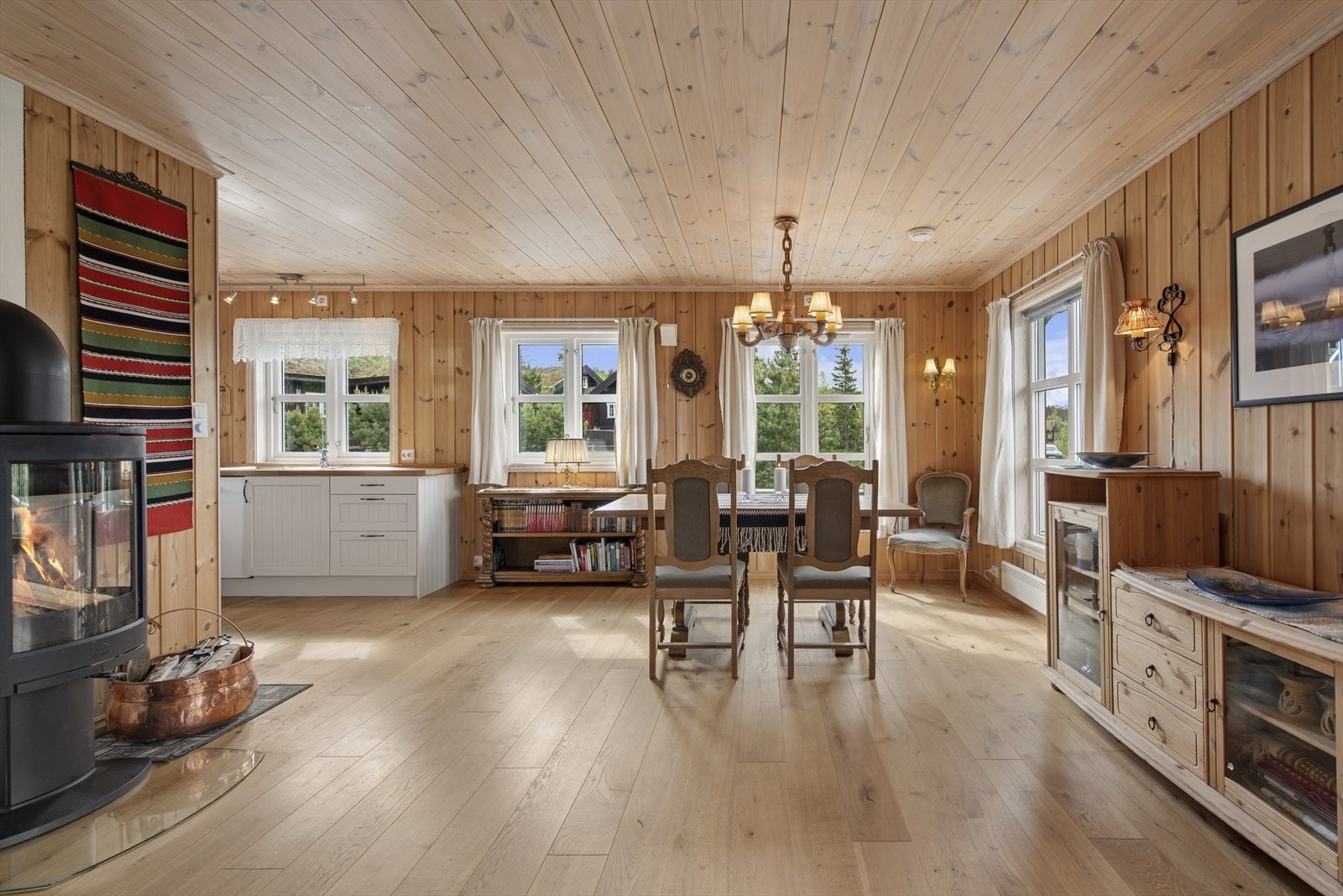 Oppholdsrommet er godt gjennomtenkt utformet, med rikelig vindusflater og lysinnslipp fra flere himmelretninger. Vedovnen står fint plassert i rommet og gir varme på kalde fjellkvelder. Galleribilde