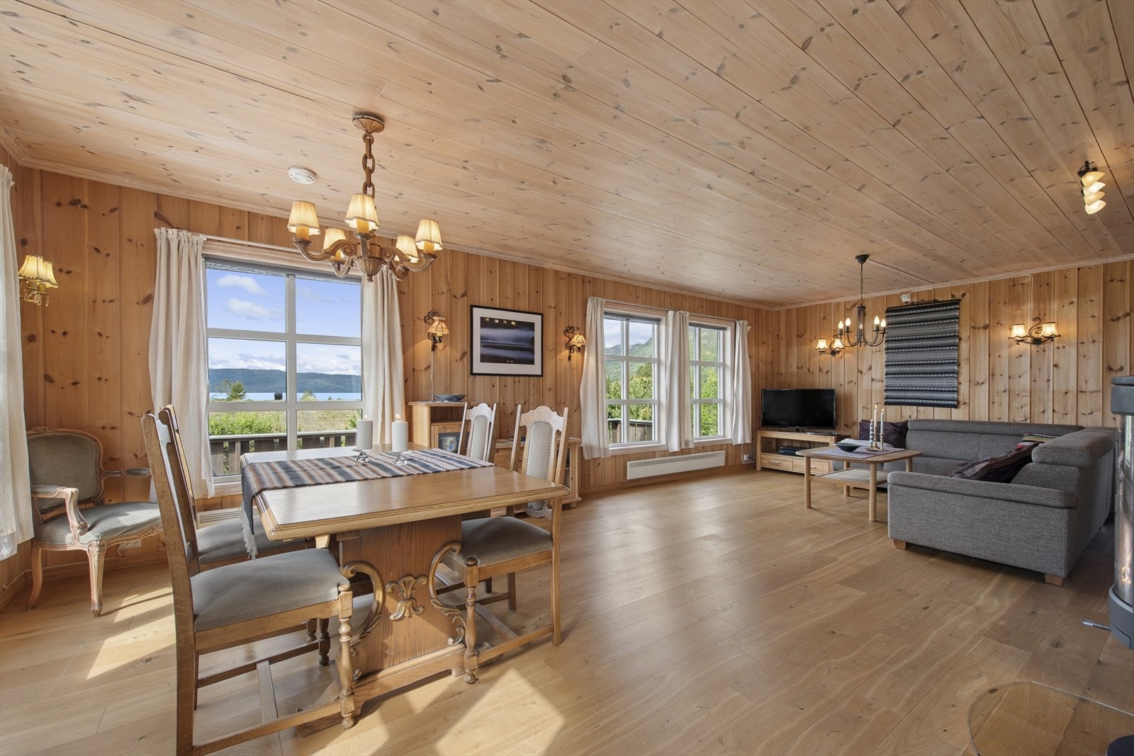 Fra stuen har du flott utsikt rett til fjells og over Totak, et sted å lene seg tilbake med en bok, eller bare la blikket vandre mot toppene mens snøen daler utenfor. Galleribilde