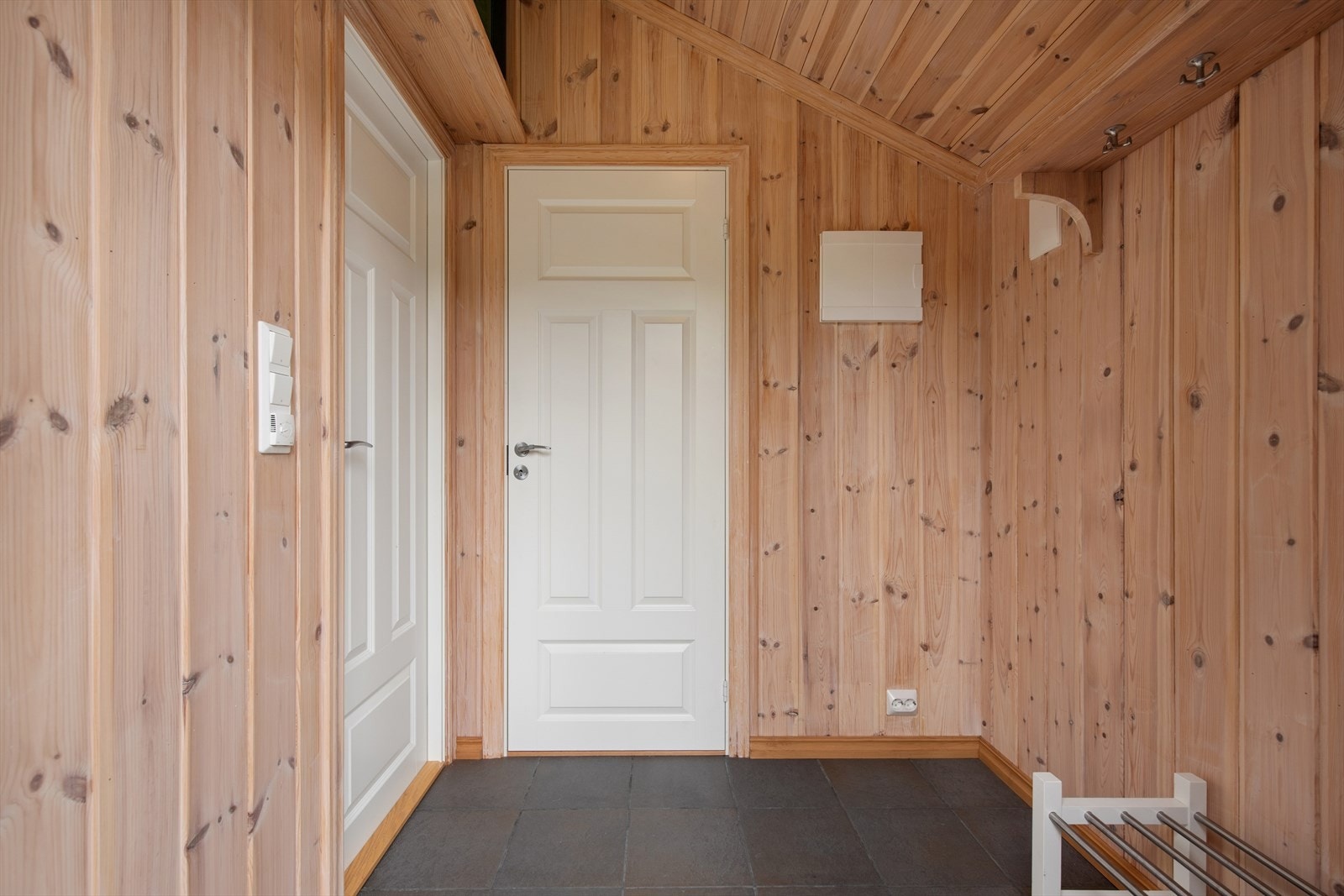 Her kommer du inn i en praktisk gang med gode oppbevaringsmuligheter for yttertøy, og med tilgang til bad, stue og soverom. Galleribilde